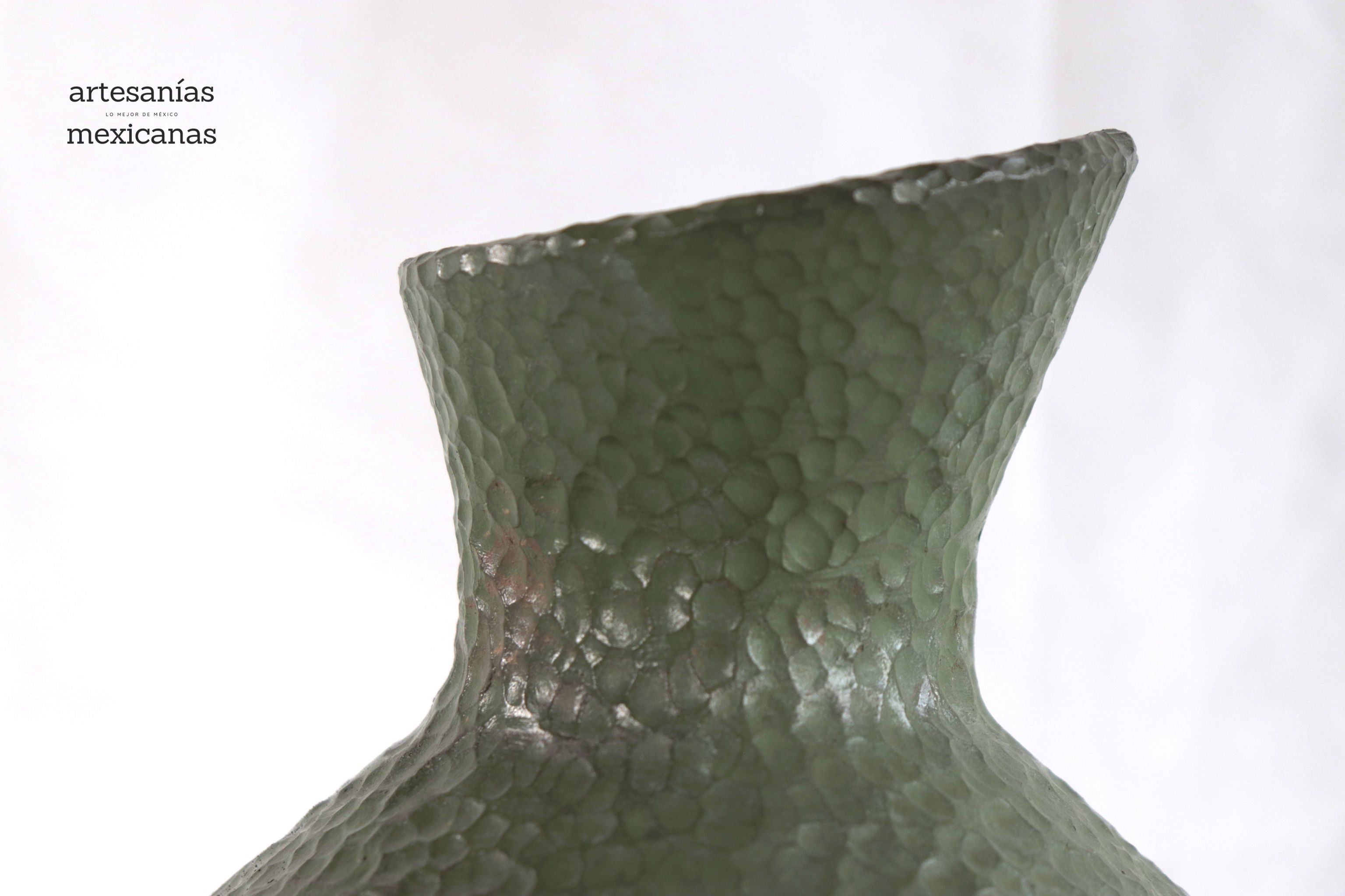 Vase moderno Clay martillado green - 10 in. Trejo
