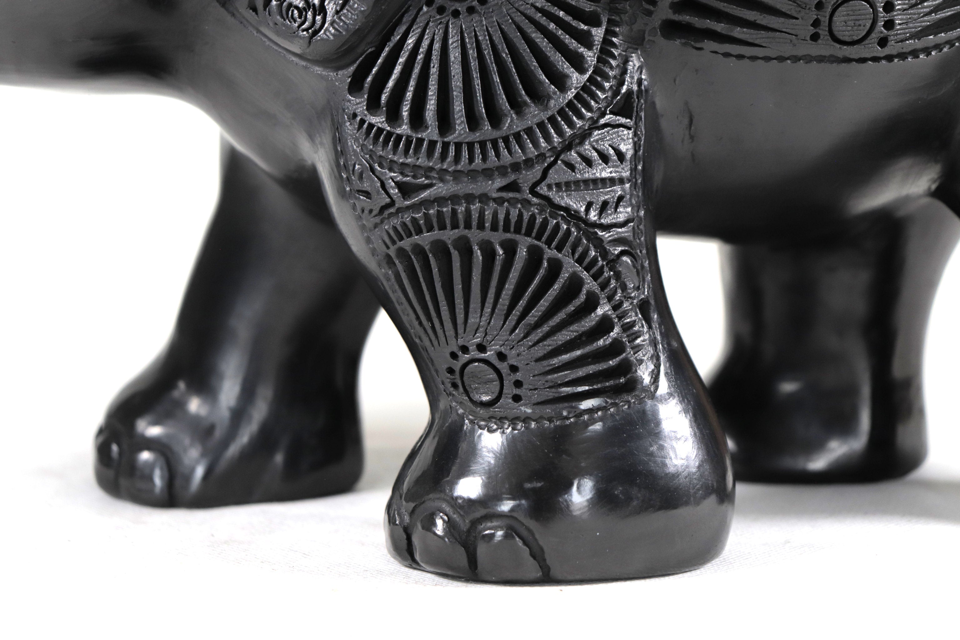 Elefante of Black Clay - 15.7 in. Tere Oax