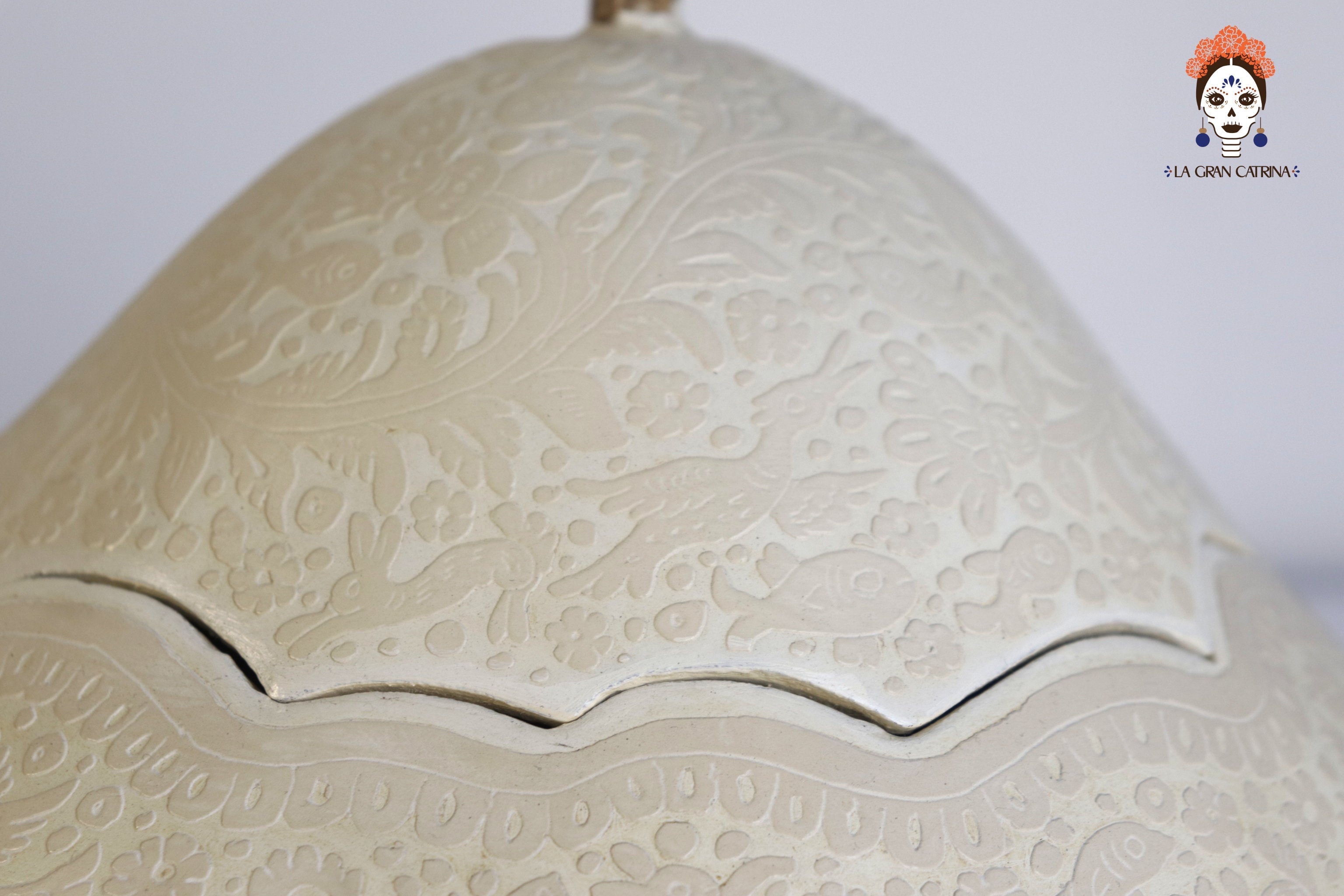 Large white artisan gourd, lacquered and sgraffito-etched, Olinalá Guerrero handmade decor