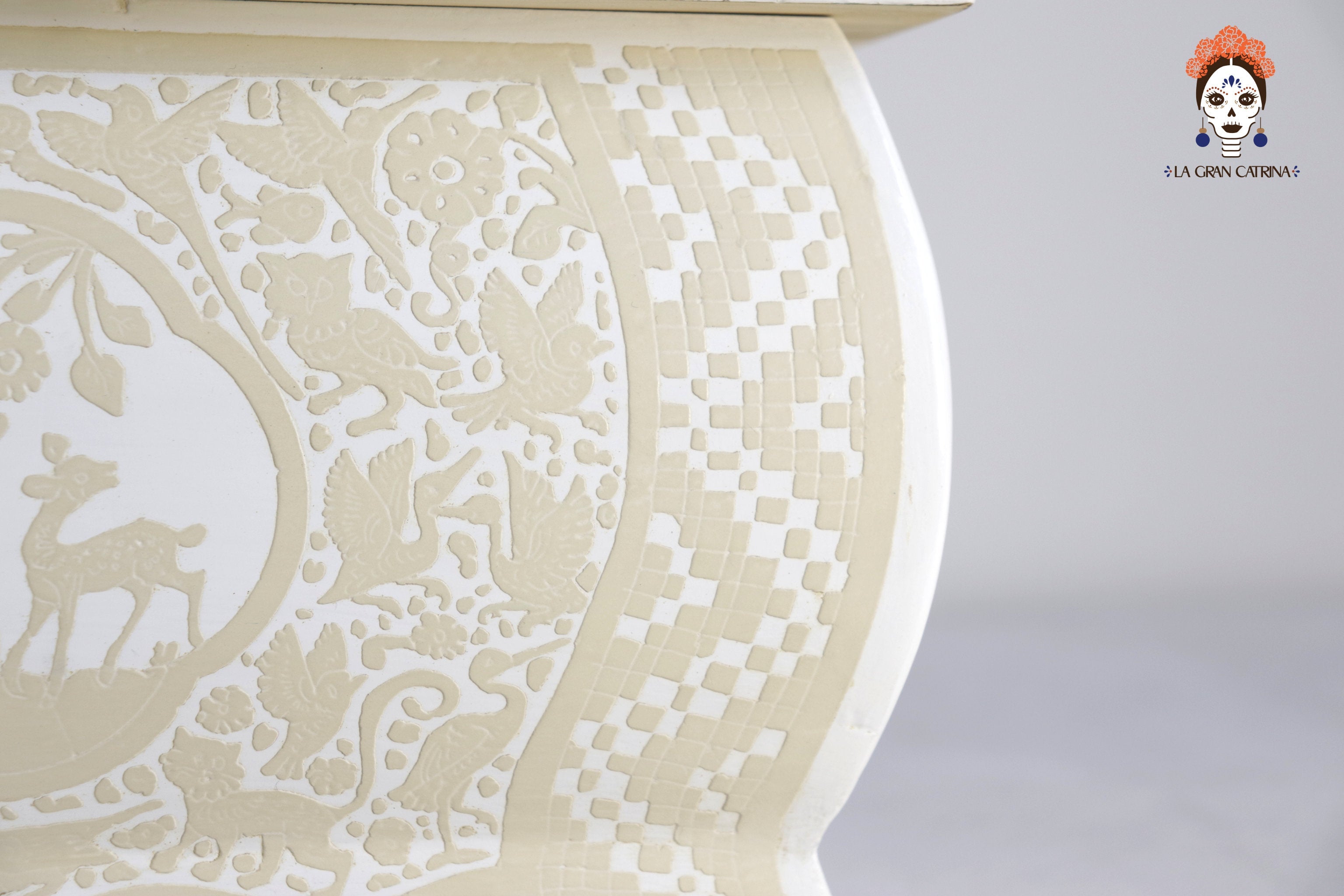 White Olinalá lacquerware artisan box with legs, sgraffito floral motifs, black and white finish