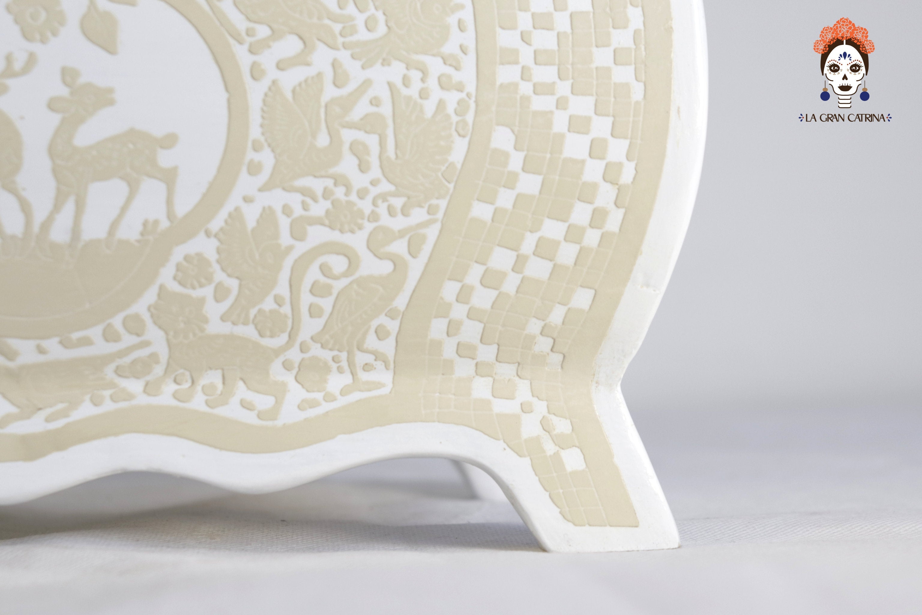 White Olinalá lacquerware artisan box with legs, sgraffito floral motifs, black and white finish