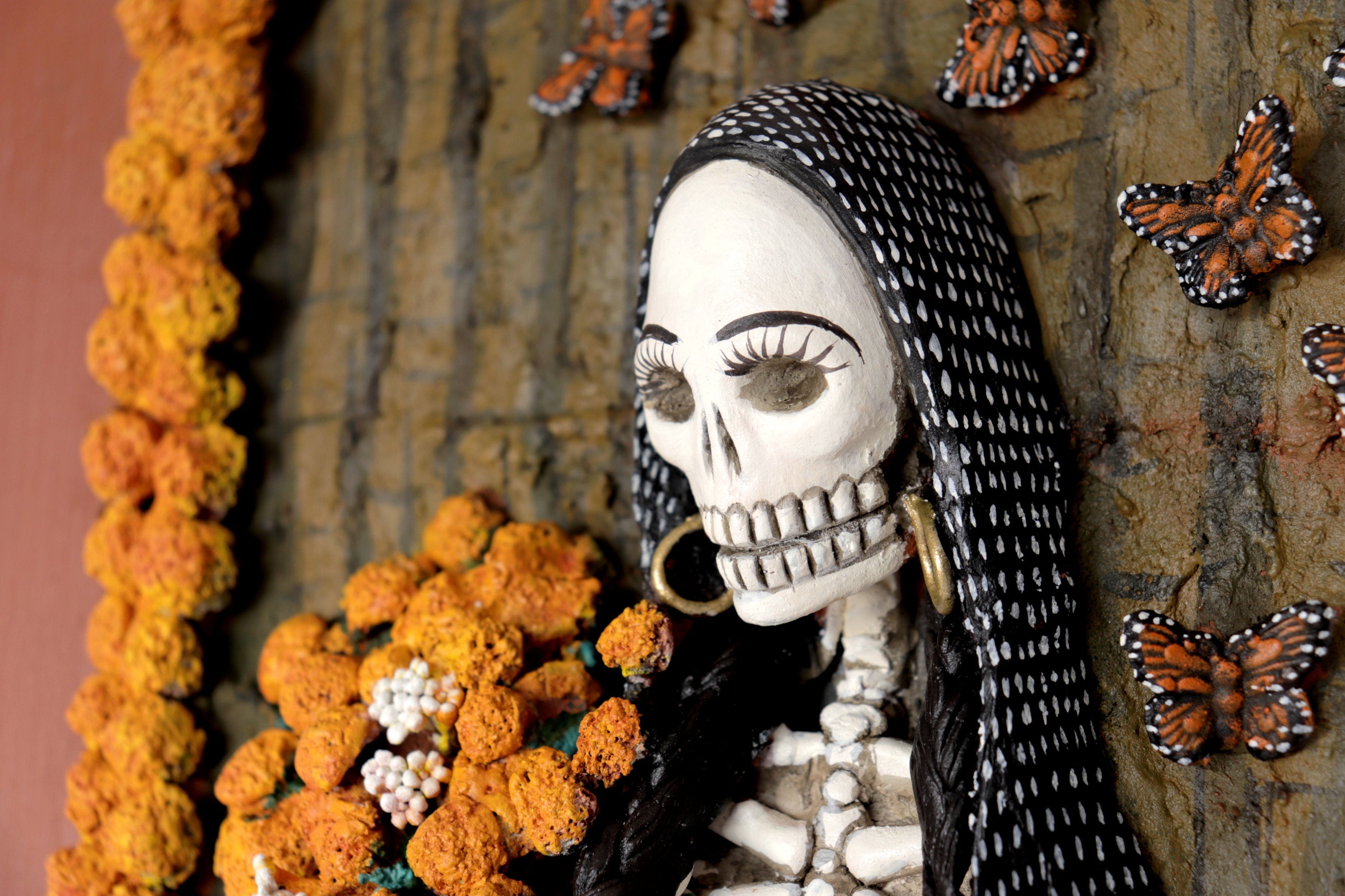 Paisaje of día of Dead, Catrina with marigold - 22.4 in. Miguel de la Cruz
