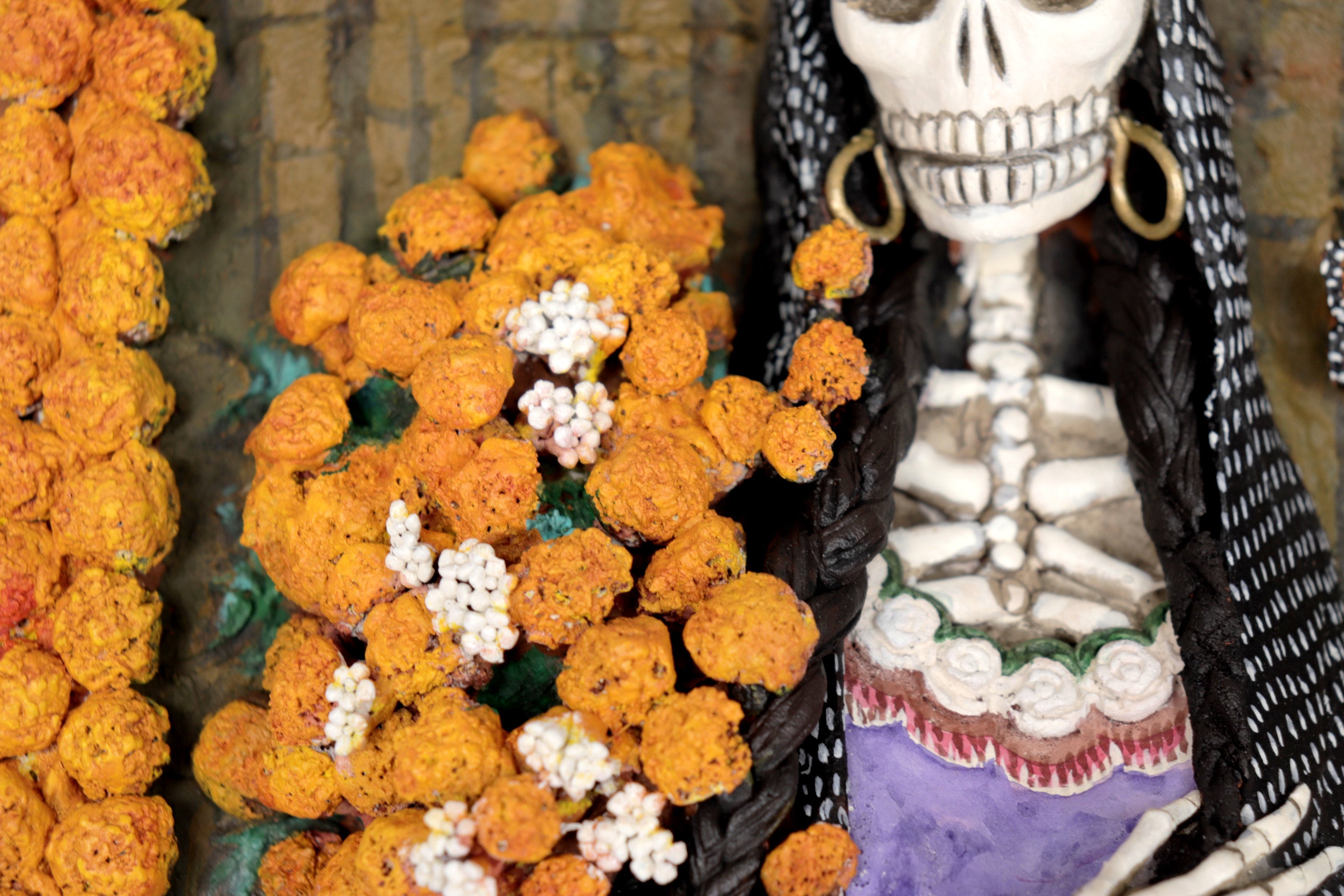 Paisaje of día of Dead, Catrina with marigold - 22.4 in. Miguel de la Cruz