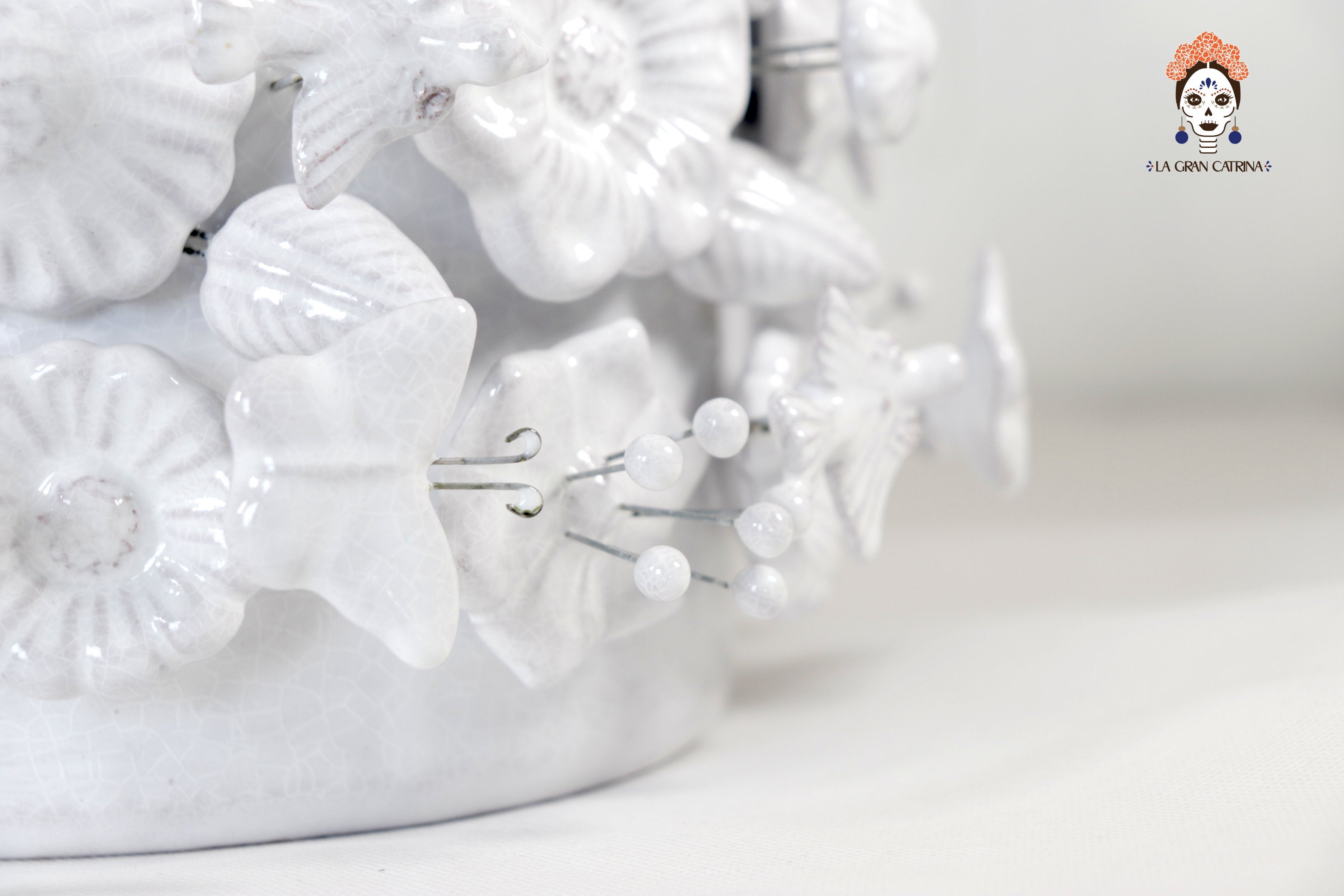 Planter with Flowers and butterflies white - Glazed Clay - 7.6 in. Tereri