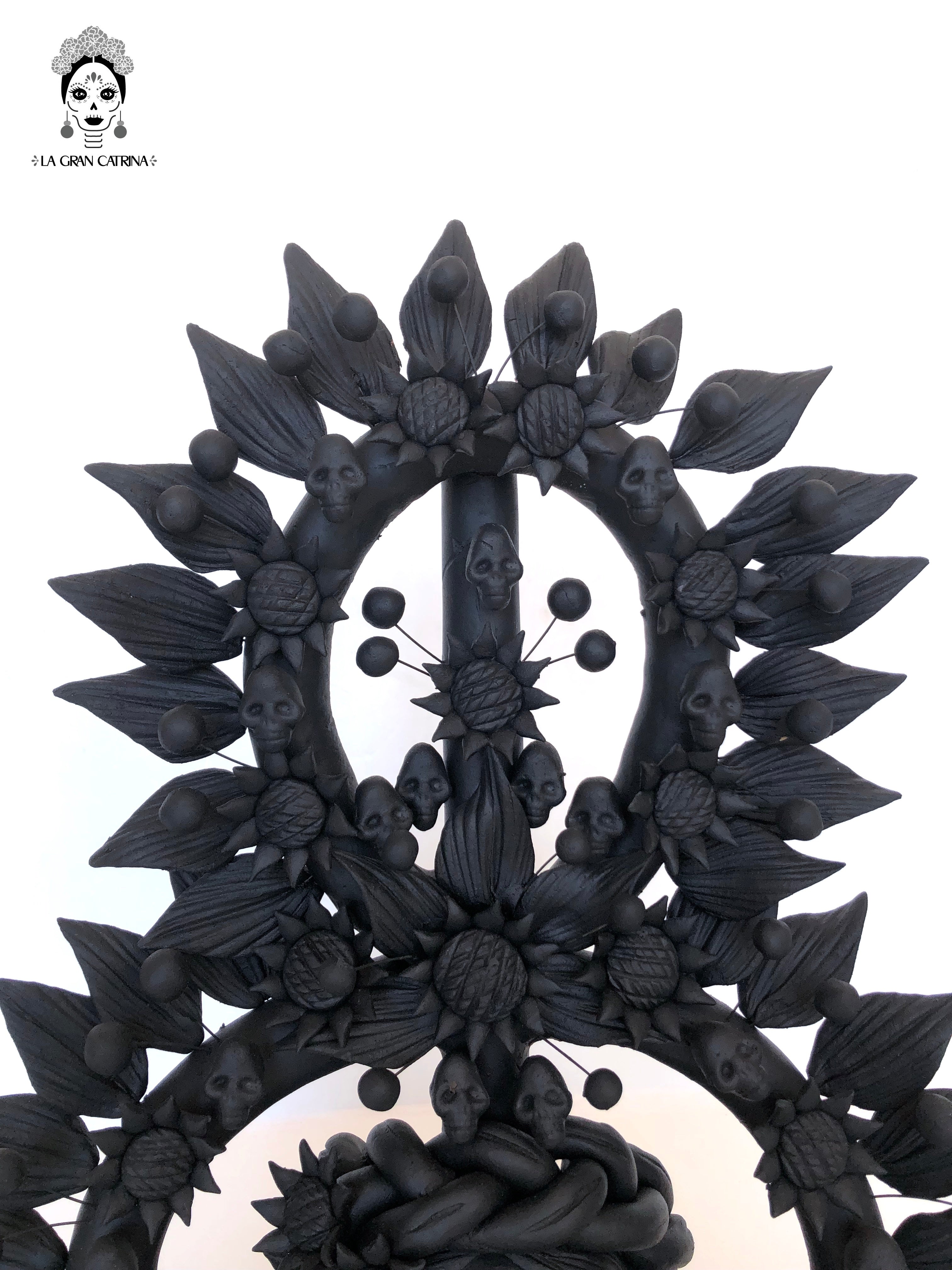 Offering of Skull - black 16.1 in. Pery