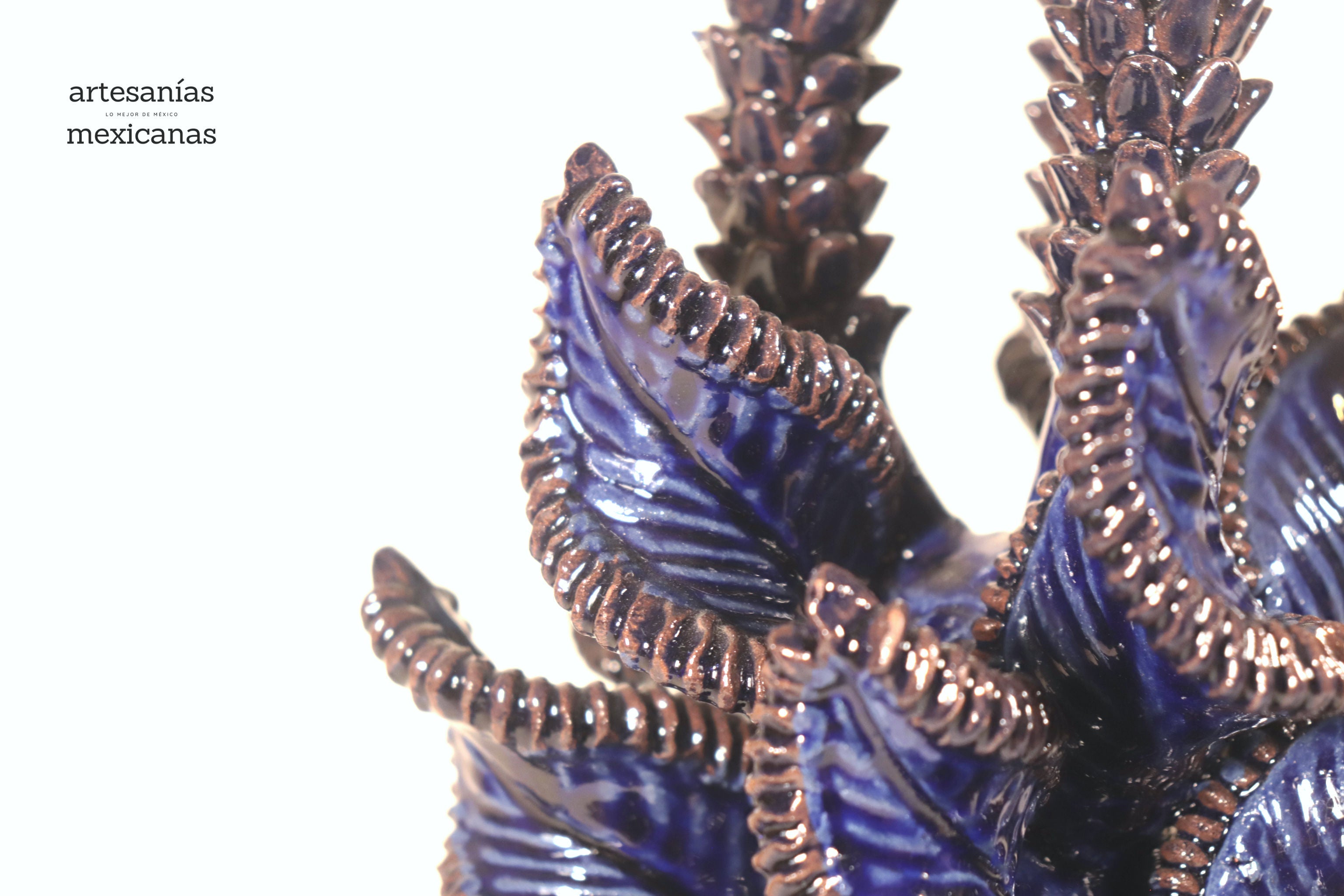 Blue Pineapple with Spikes with Leaves Curved - 15 in. Juan Gtz