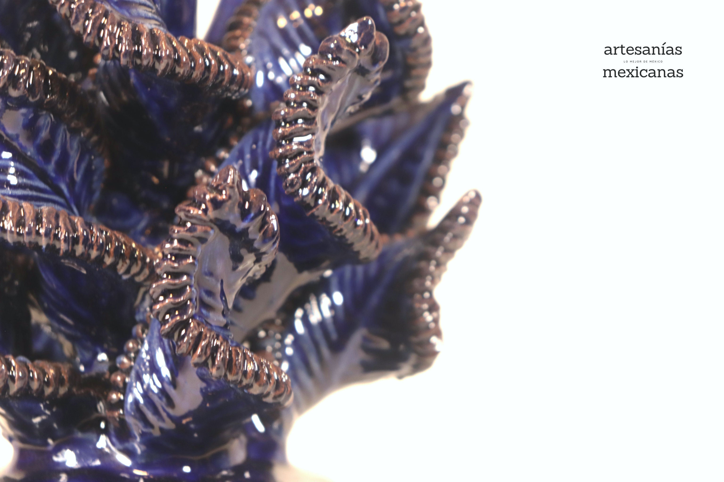 Blue Pineapple with Spikes with Leaves Curved - 15 in. Juan Gtz
