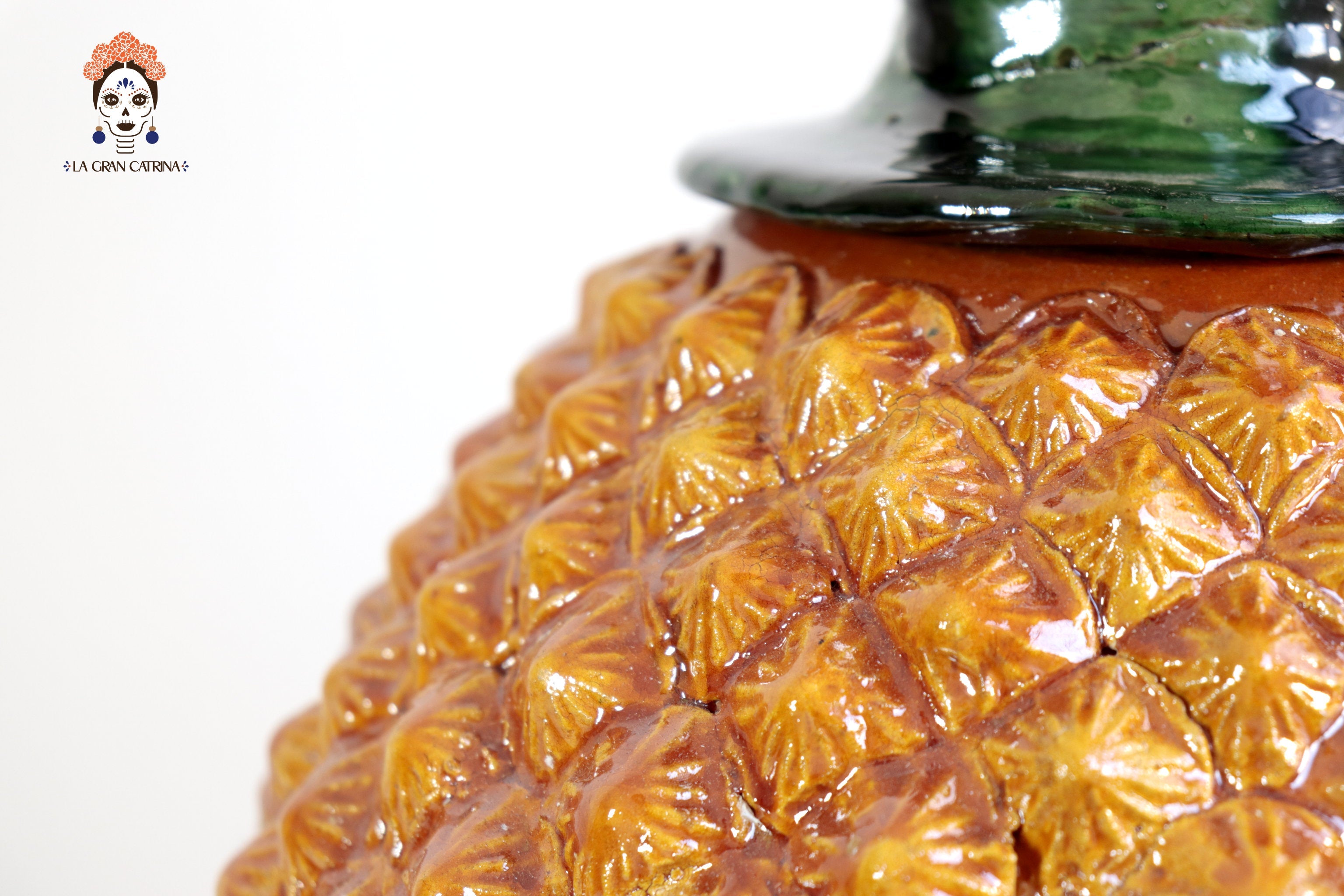 Traditional Textured Pineapple - 26 in. Juan Gtz