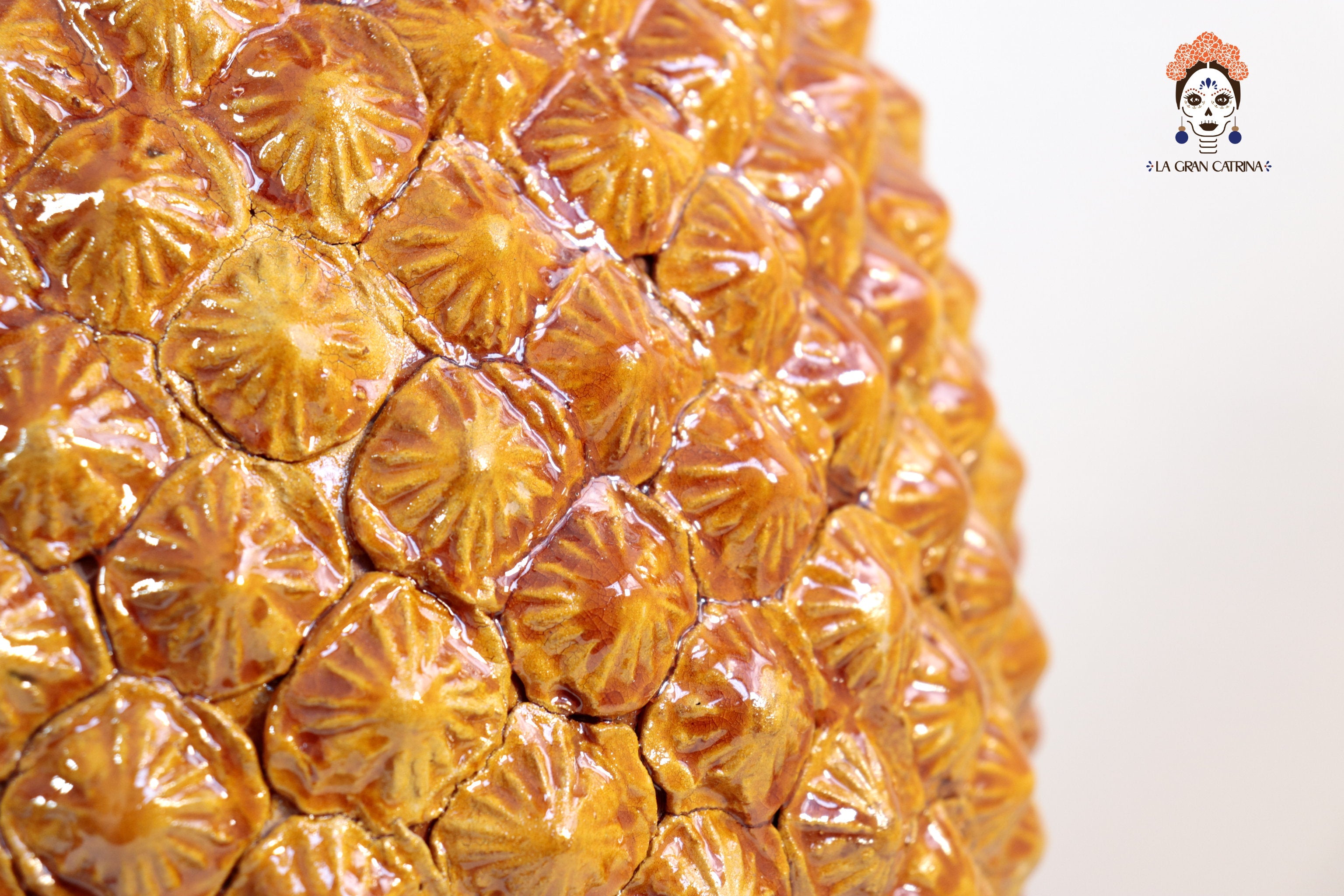 Traditional Textured Pineapple - 26 in. Juan Gtz