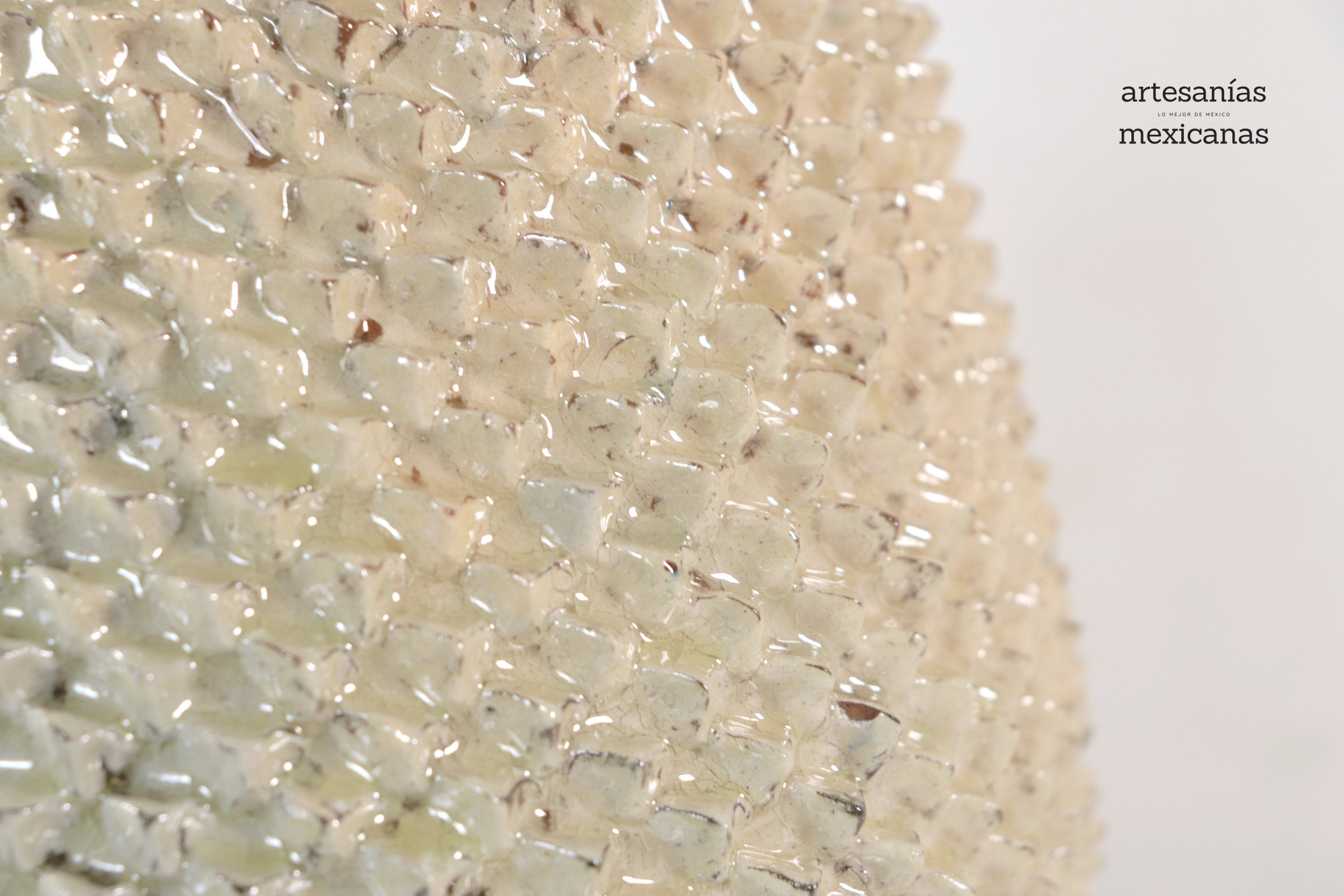 Beige Pineapple with Spikes with Wavy Lid - 20 in. - Made to Order Juan Gtz