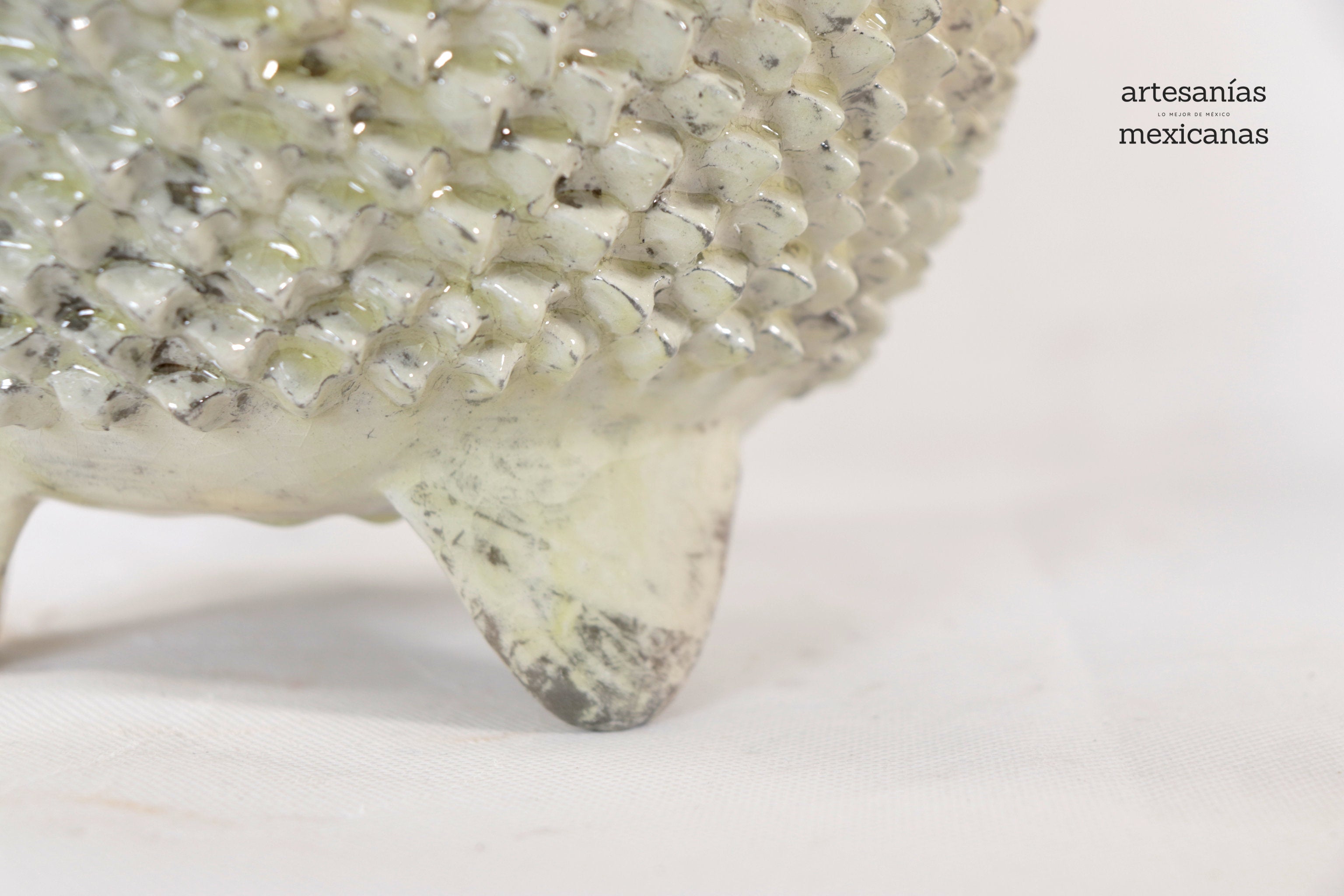 Beige Pineapple with Spikes with Wavy Lid - 20 in. - Made to Order Juan Gtz