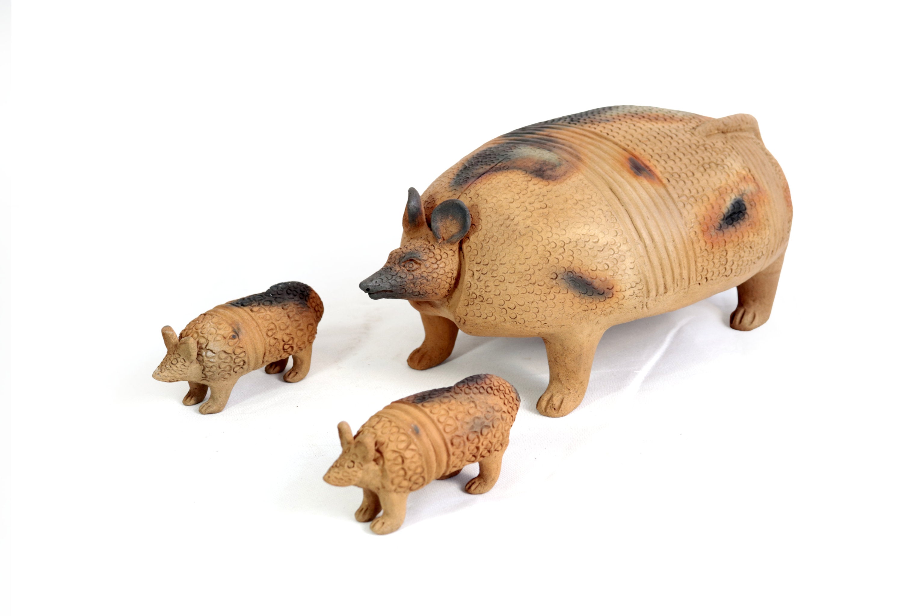 Armadillo with Young of Natural Clay - 11 in. Zipiajo