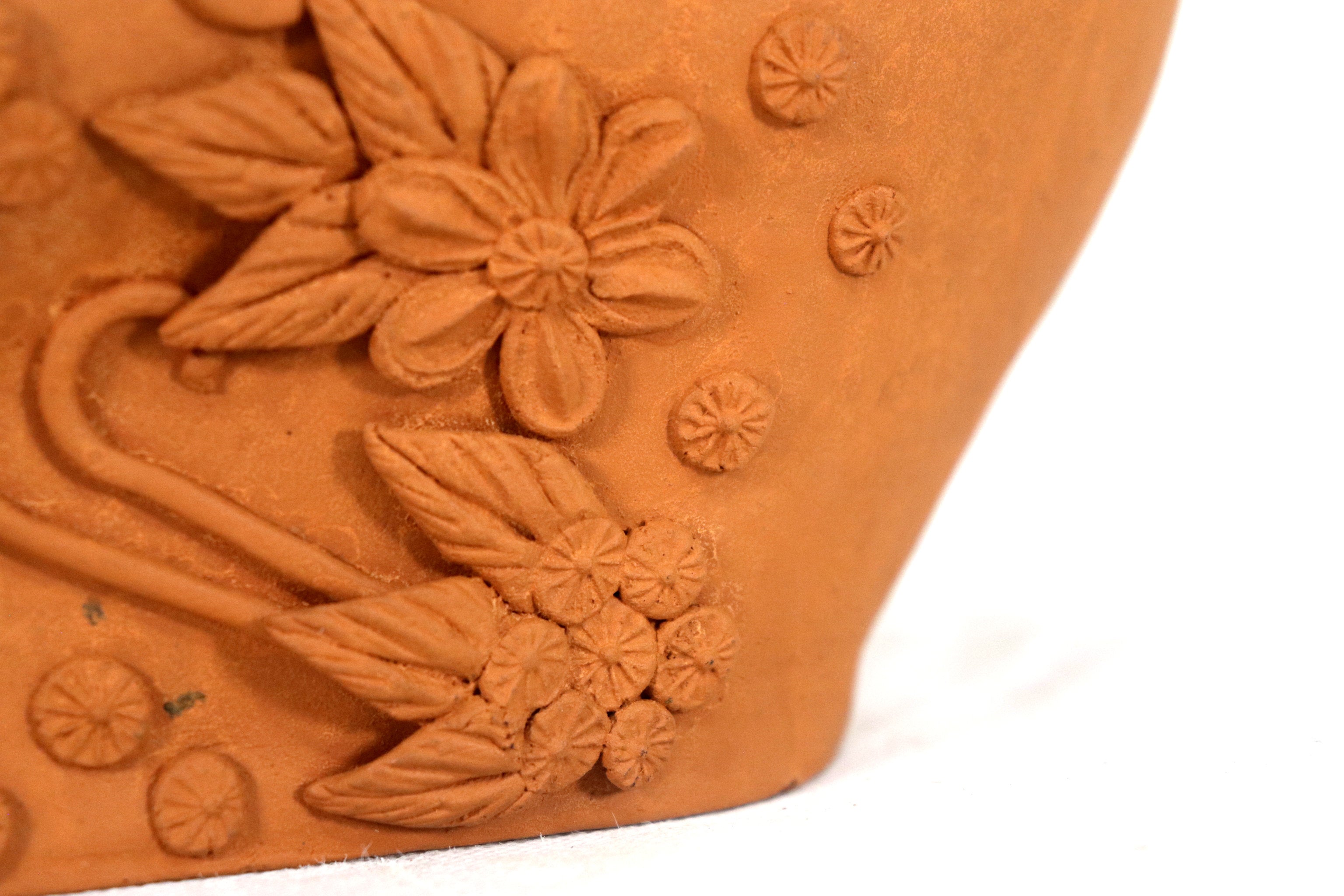 Planter Skull Natural Clay with Flowers Relieve - 6.2 in. Brenda Capula