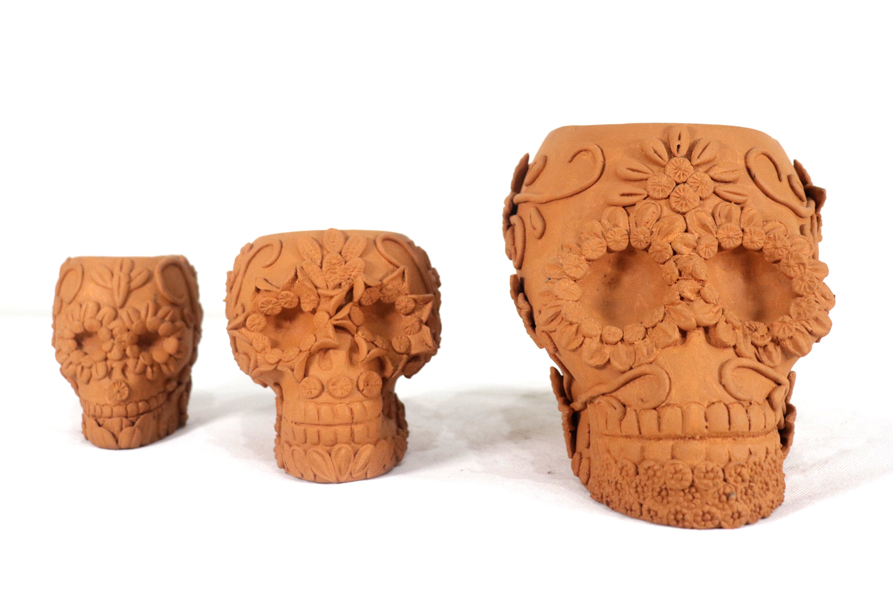 Planter Skull Natural Clay with Flowers Relieve - 6.2 in. Brenda Capula