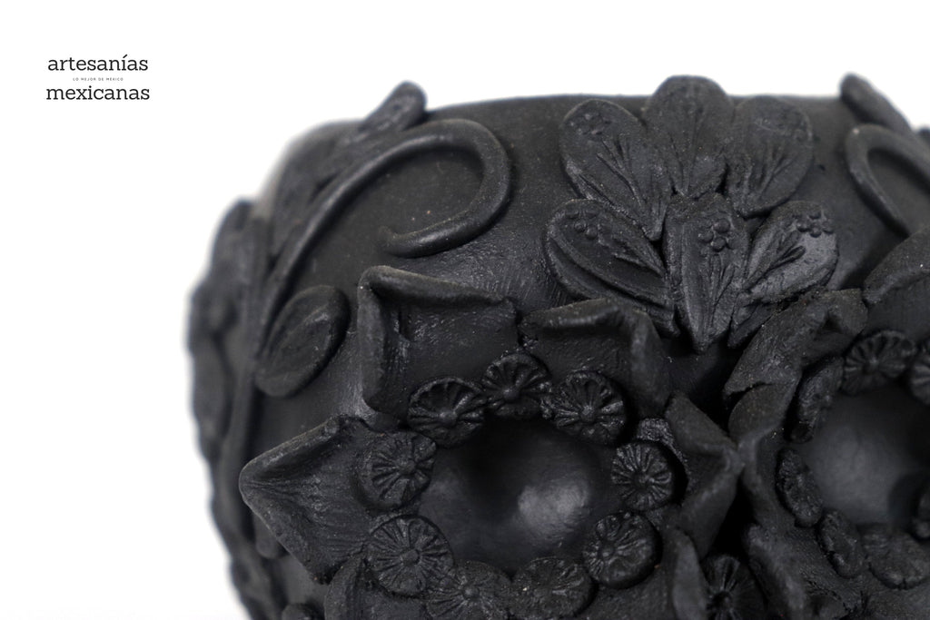 Planter Skull Black Clay with Flowers Relieve - 3.9 in. Brenda Capula
