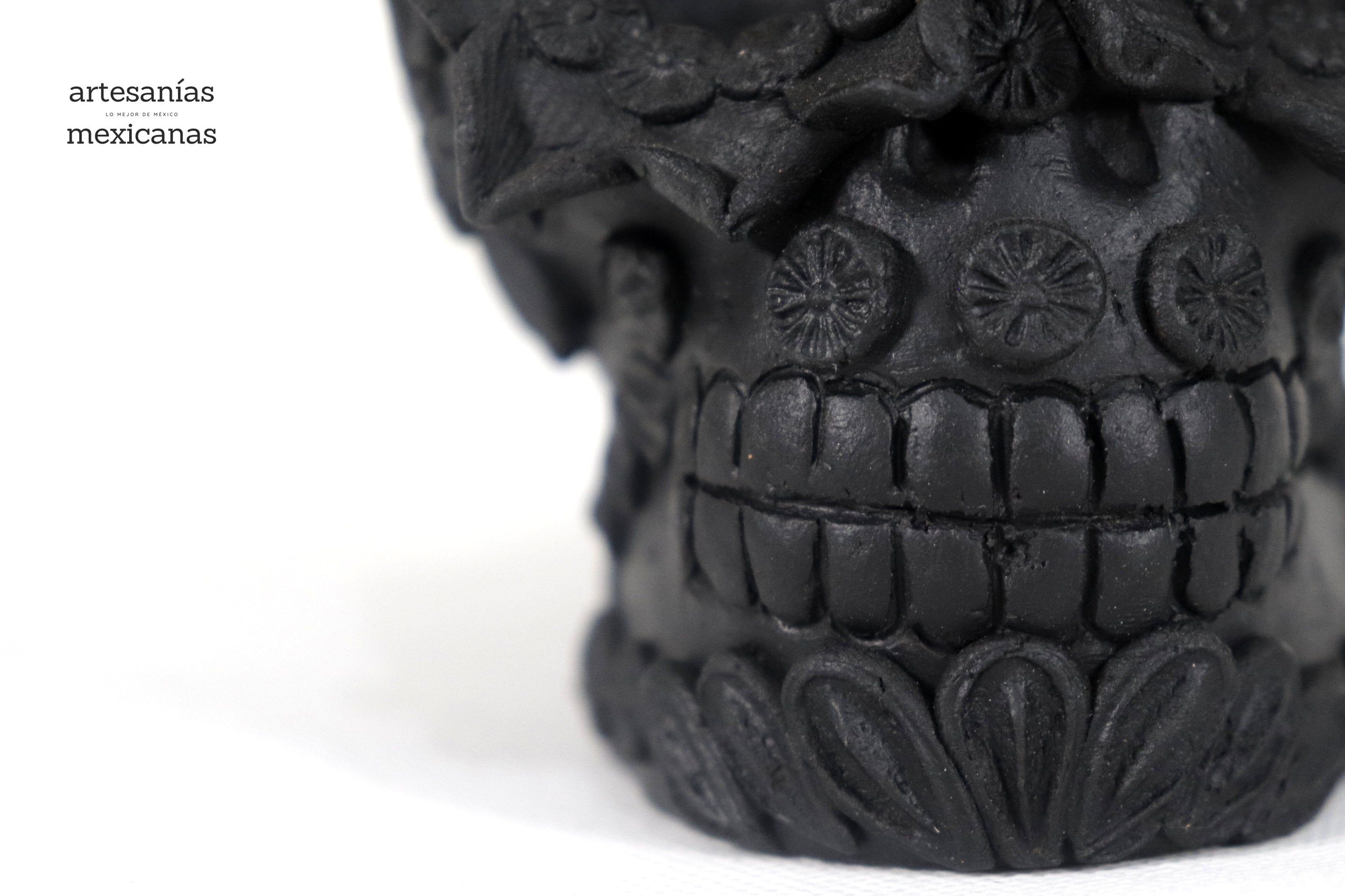 Planter Skull Black Clay with Flowers Relieve - 3.9 in. Brenda Capula