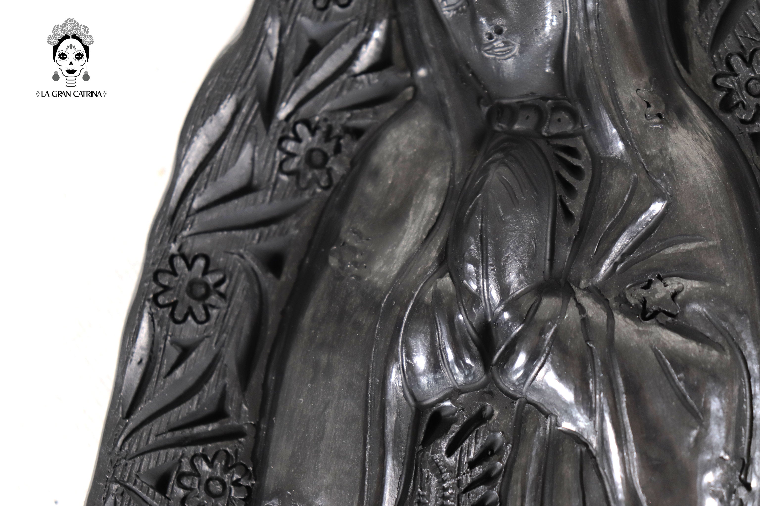 Virgin of Guadalupe en Black Clay 12.6 in. Tere Oax