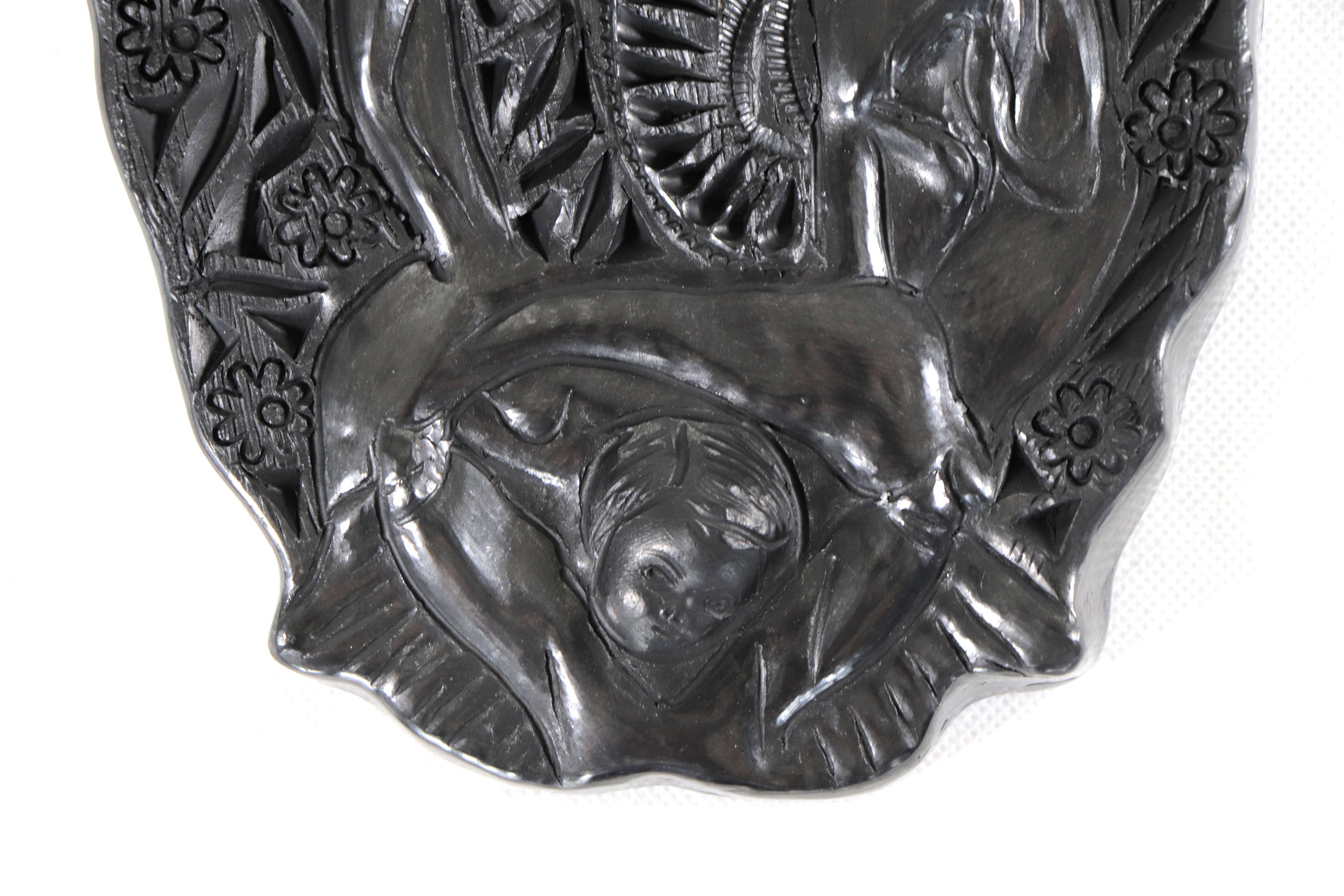 Virgin of Guadalupe en Black Clay 12.6 in. Tere Oax