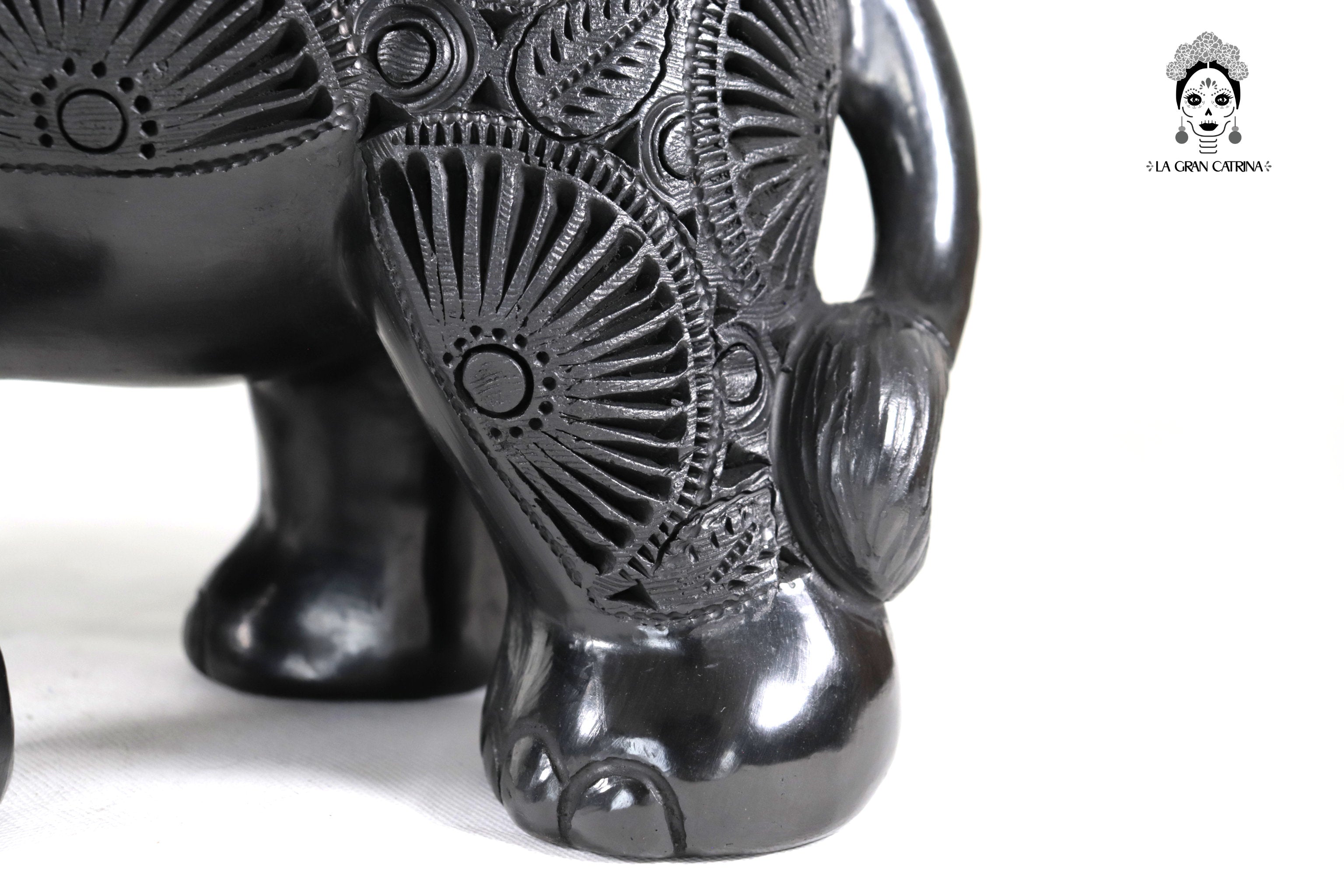 Elefante of Black Clay - 15.7 in. Tere Oax