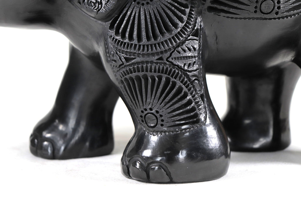 Elefante of Black Clay - 15.7 in. Tere Oax