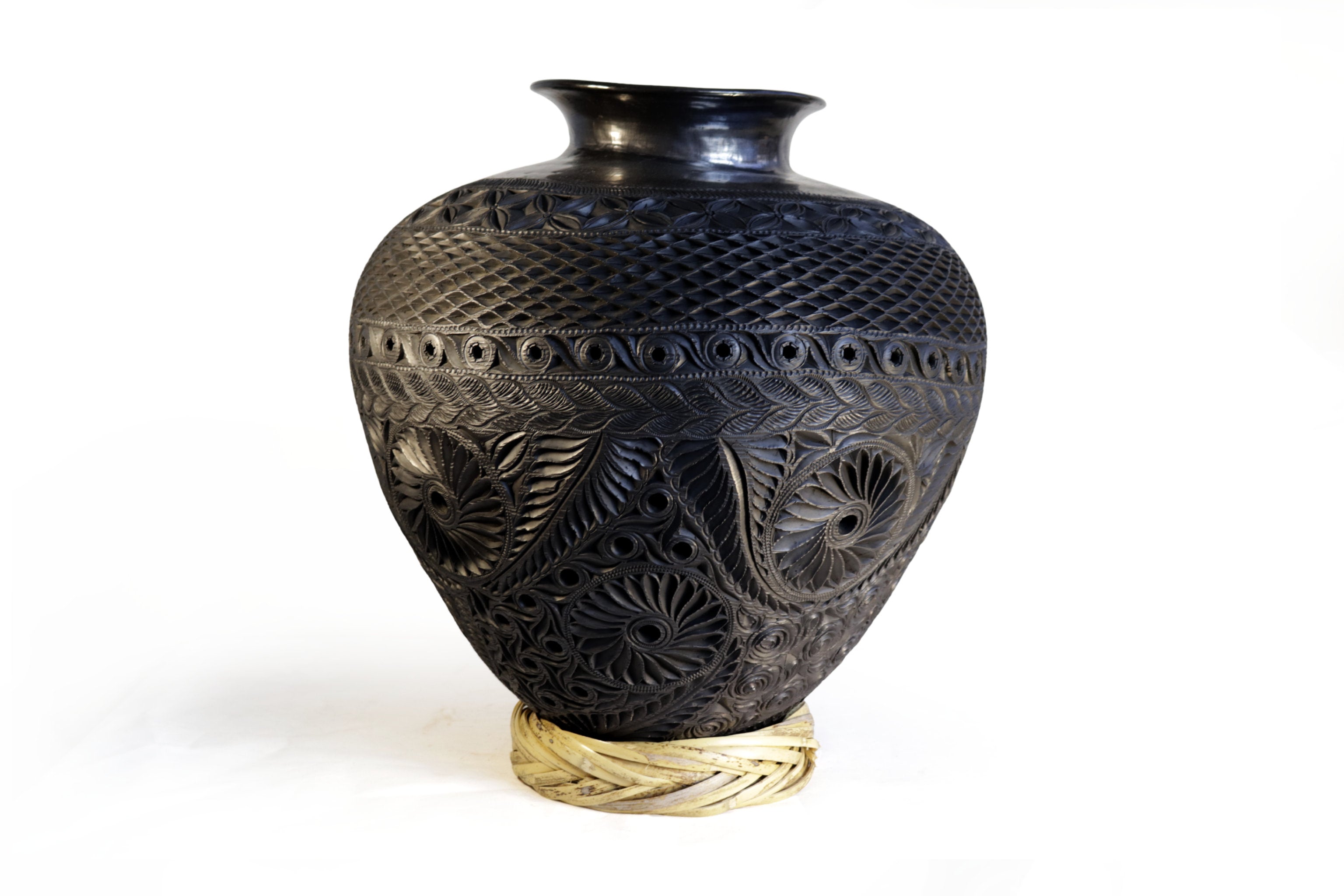 Large Oaxacan barro negro black clay vase with geometric relief carving, San Bartolo Coyotepec