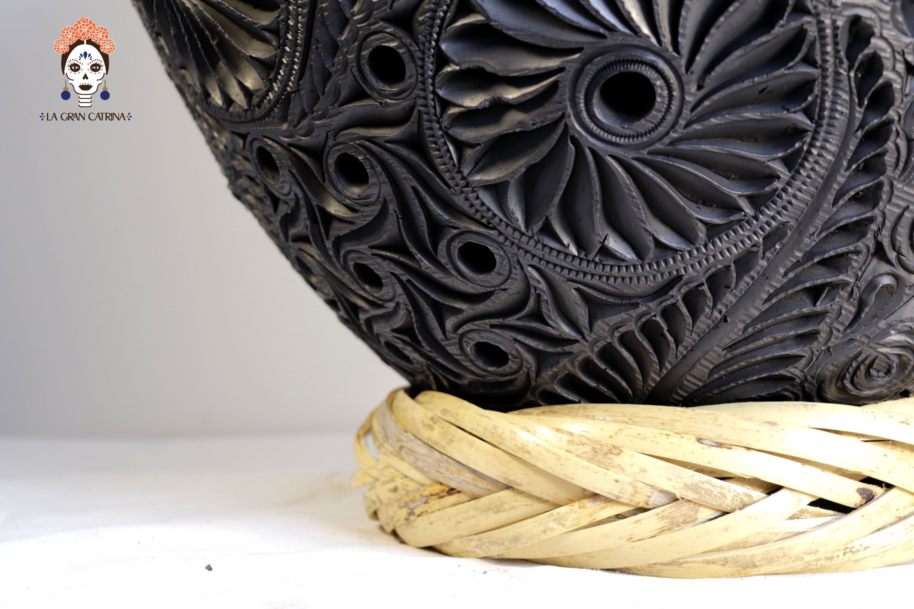 Large Oaxacan barro negro black clay vase with geometric relief carving, San Bartolo Coyotepec