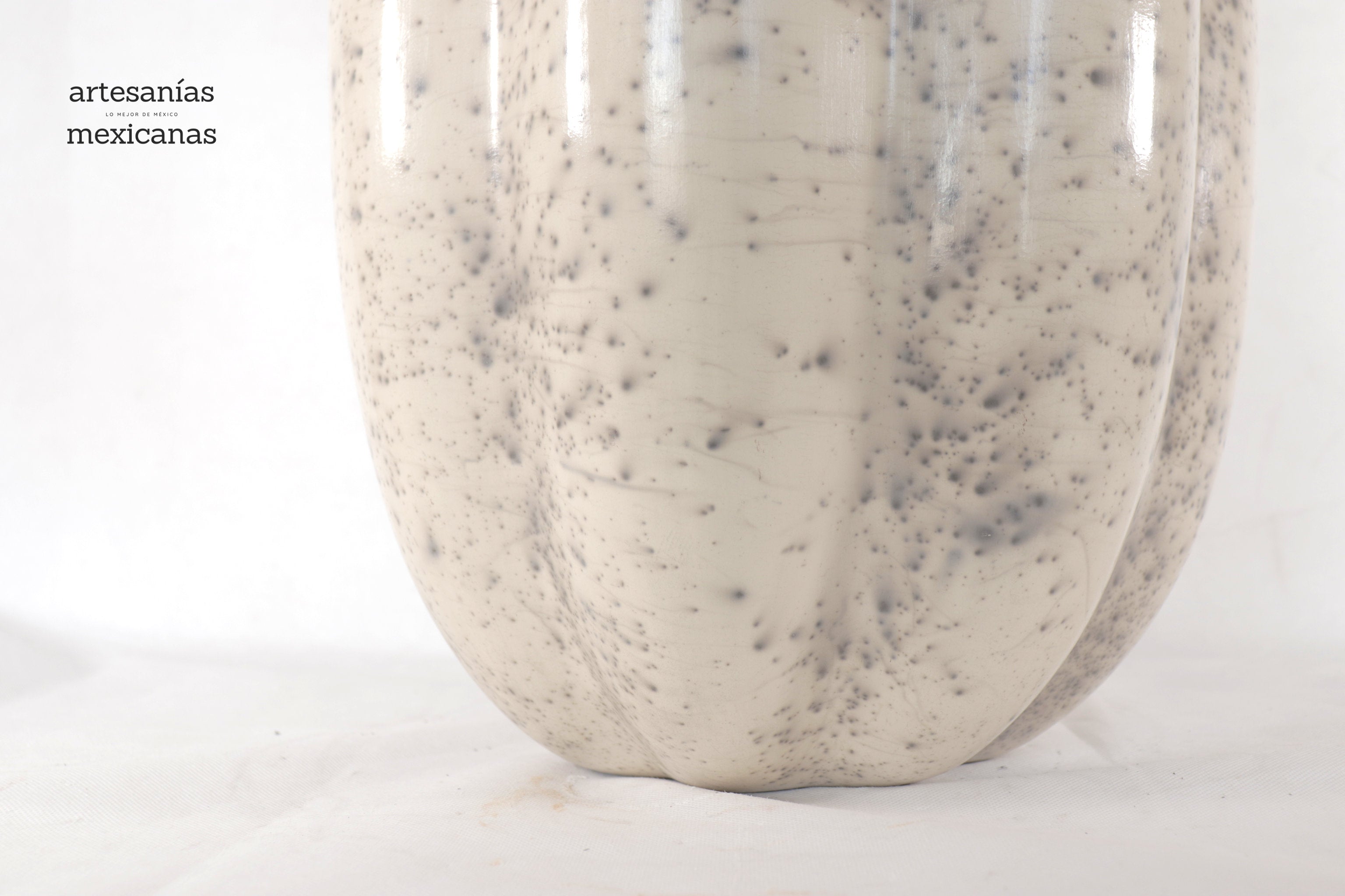 Pumpkin white large Clay - 26.3 in. Trejo