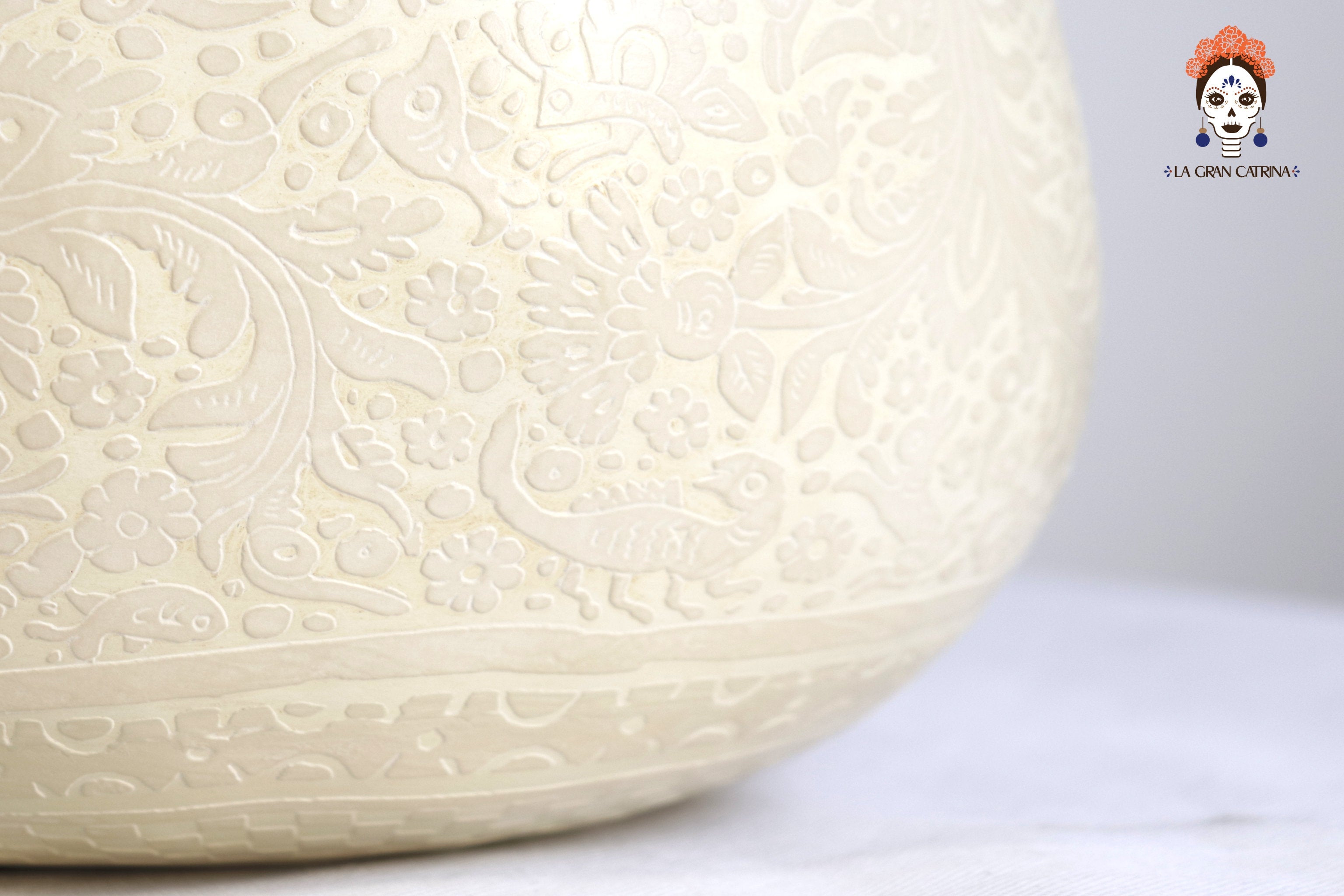 Large white artisan gourd, lacquered and sgraffito-etched, Olinalá Guerrero handmade decor