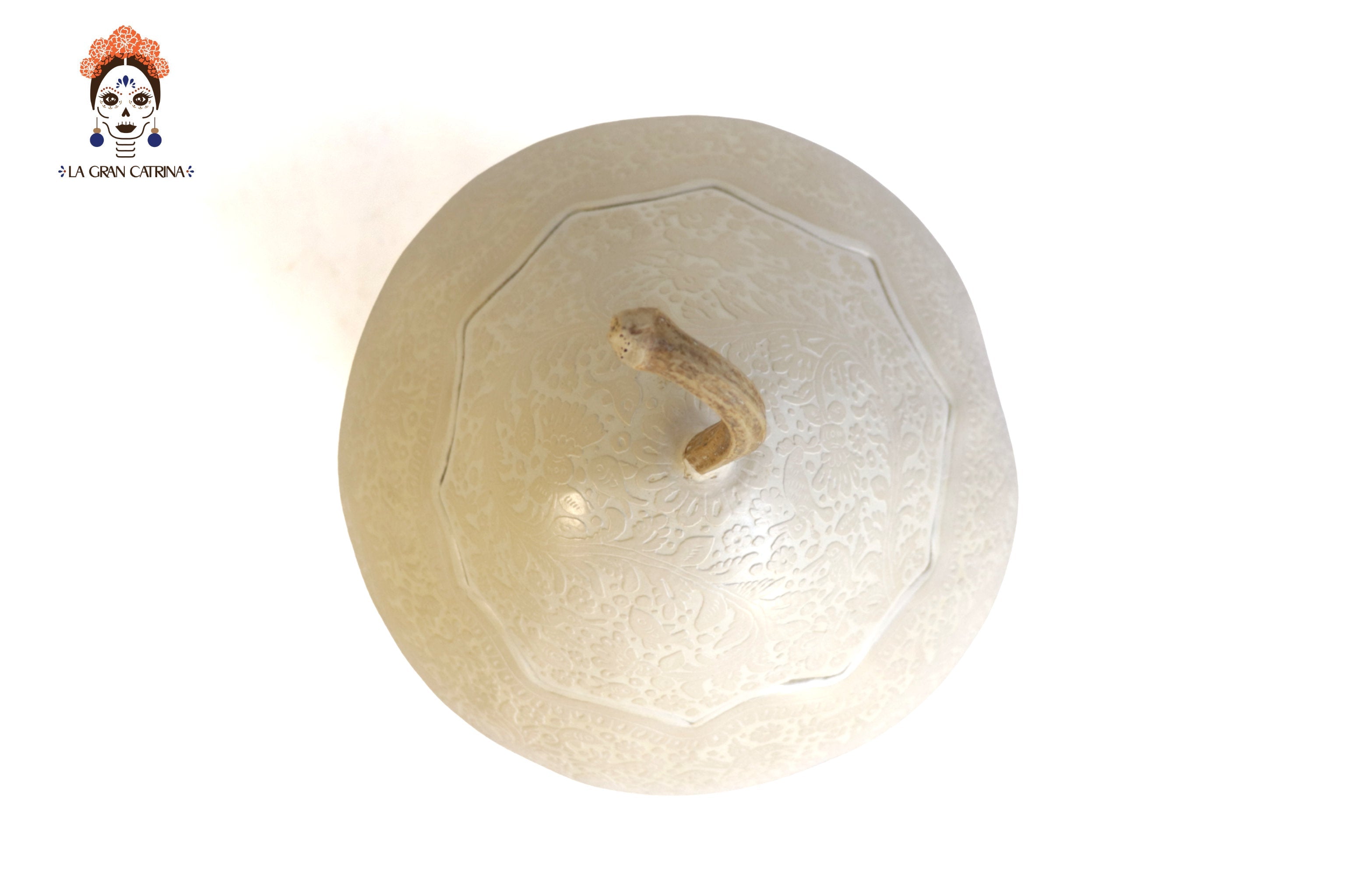 Large white artisan gourd, lacquered and sgraffito-etched, Olinalá Guerrero handmade decor