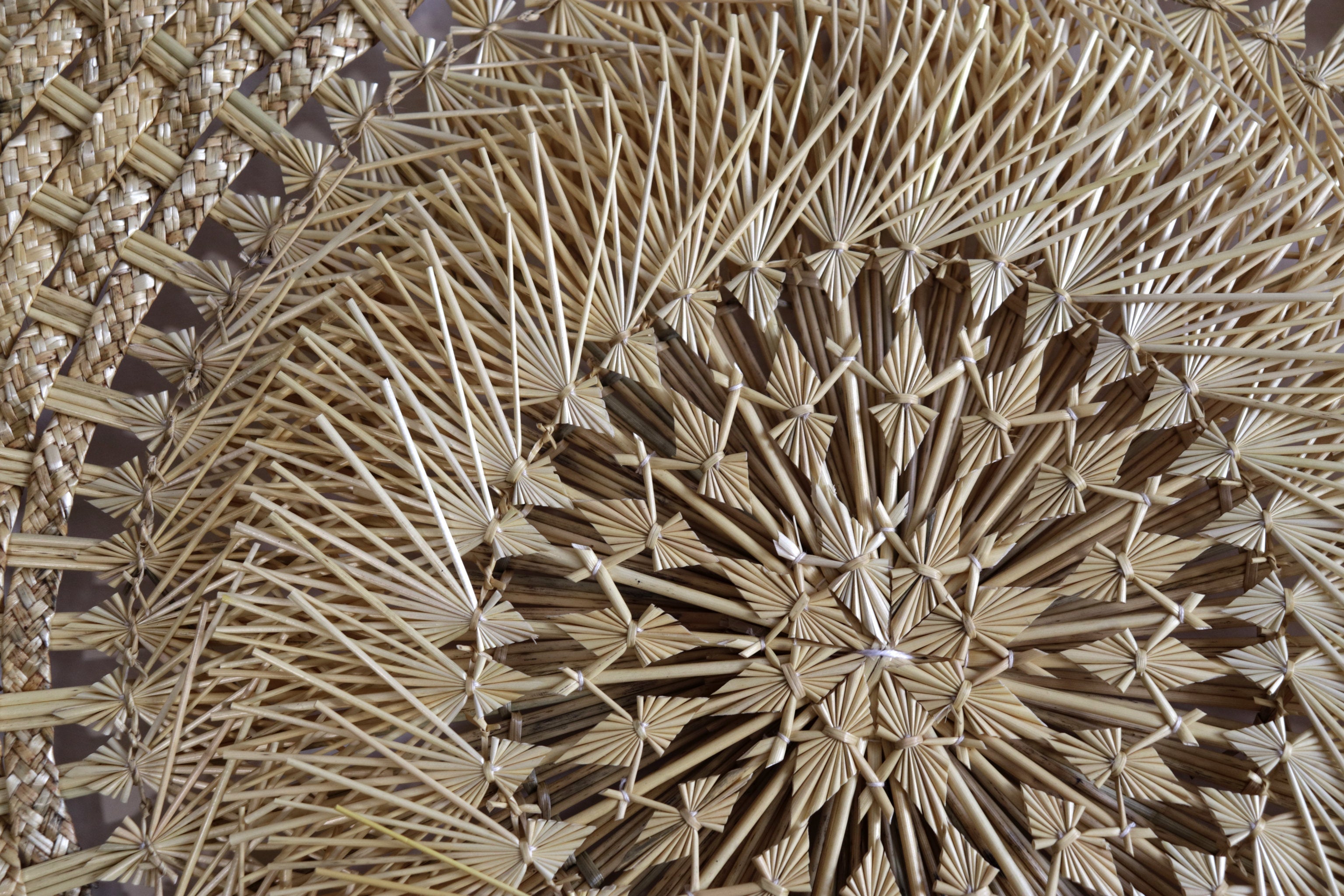 Large 40 in. hand-woven wheat straw wall circle, natural woven popotillo design, Michoacán folk art