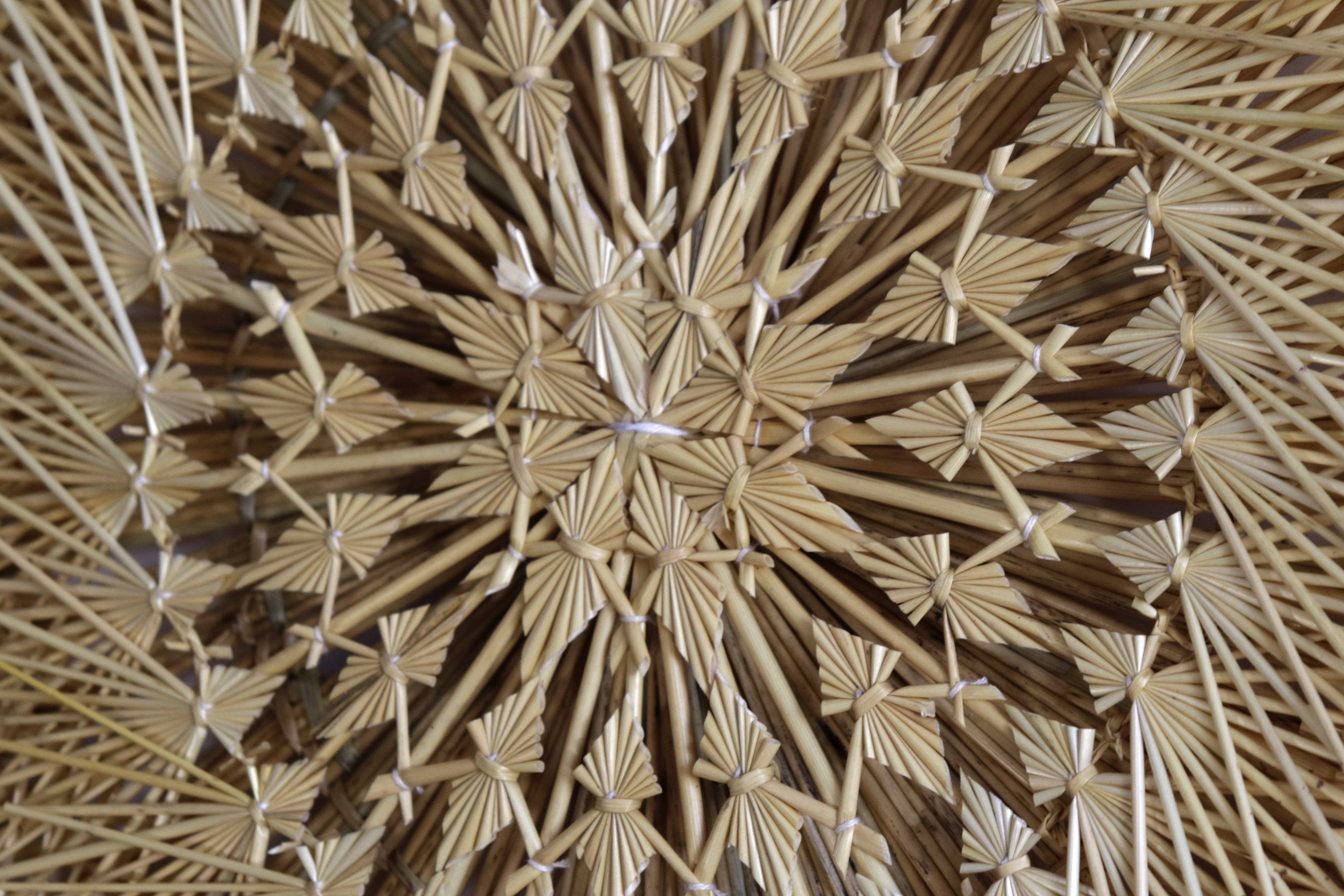 Large 40 in. hand-woven wheat straw wall circle, natural woven popotillo design, Michoacán folk art