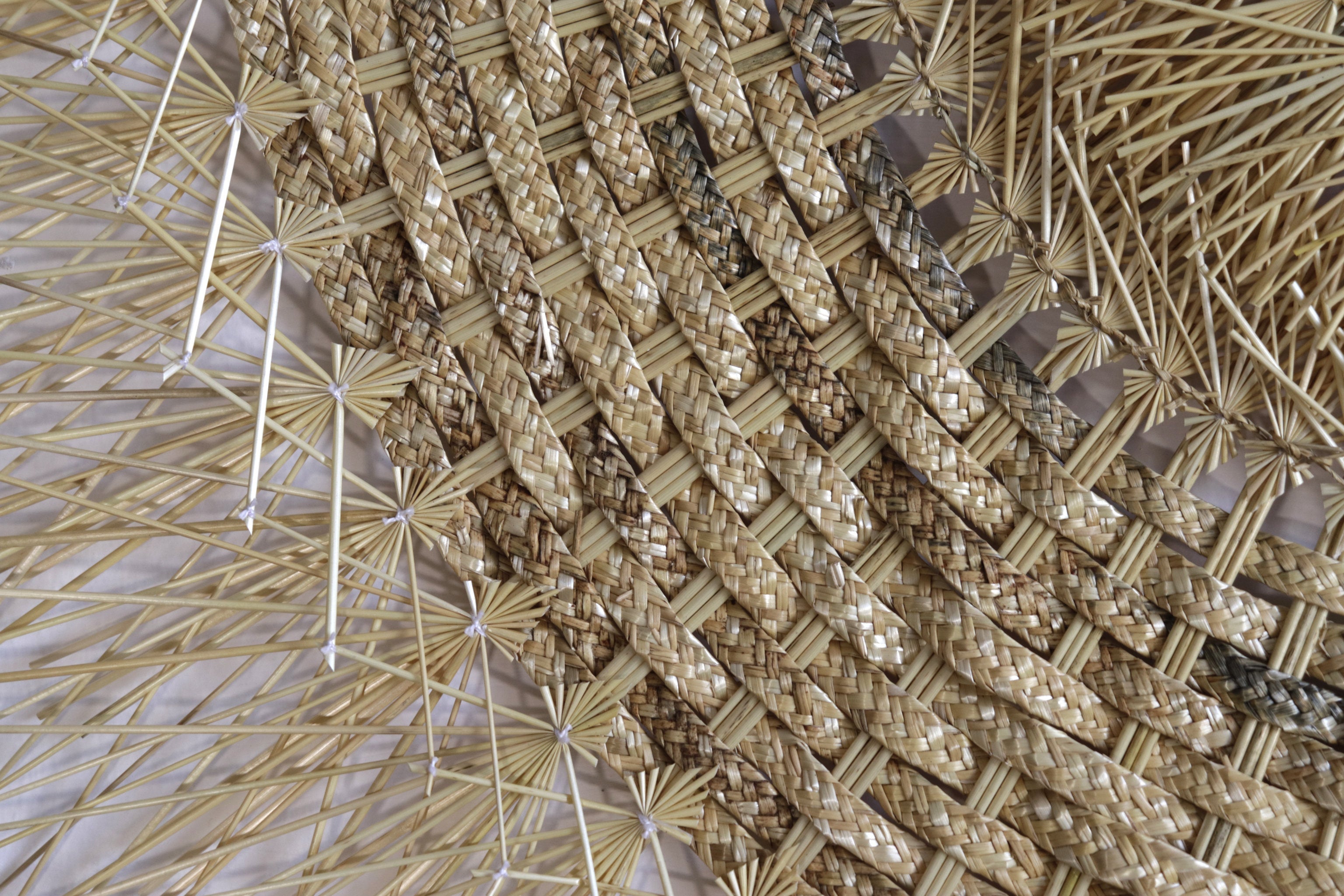 Large 40 in. hand-woven wheat straw wall circle, natural woven popotillo design, Michoacán folk art