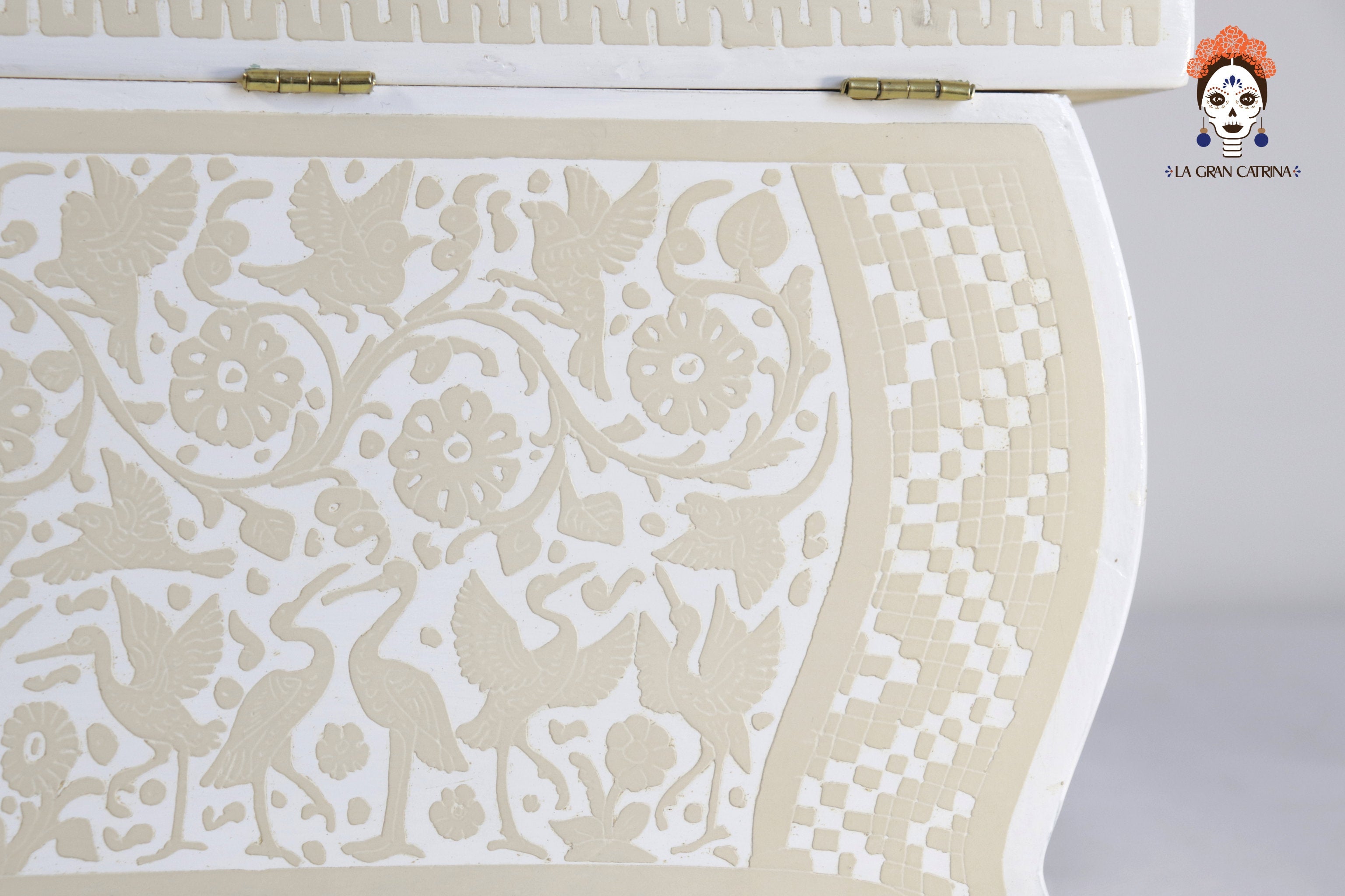 White Olinalá lacquerware artisan box with legs, sgraffito floral motifs, black and white finish