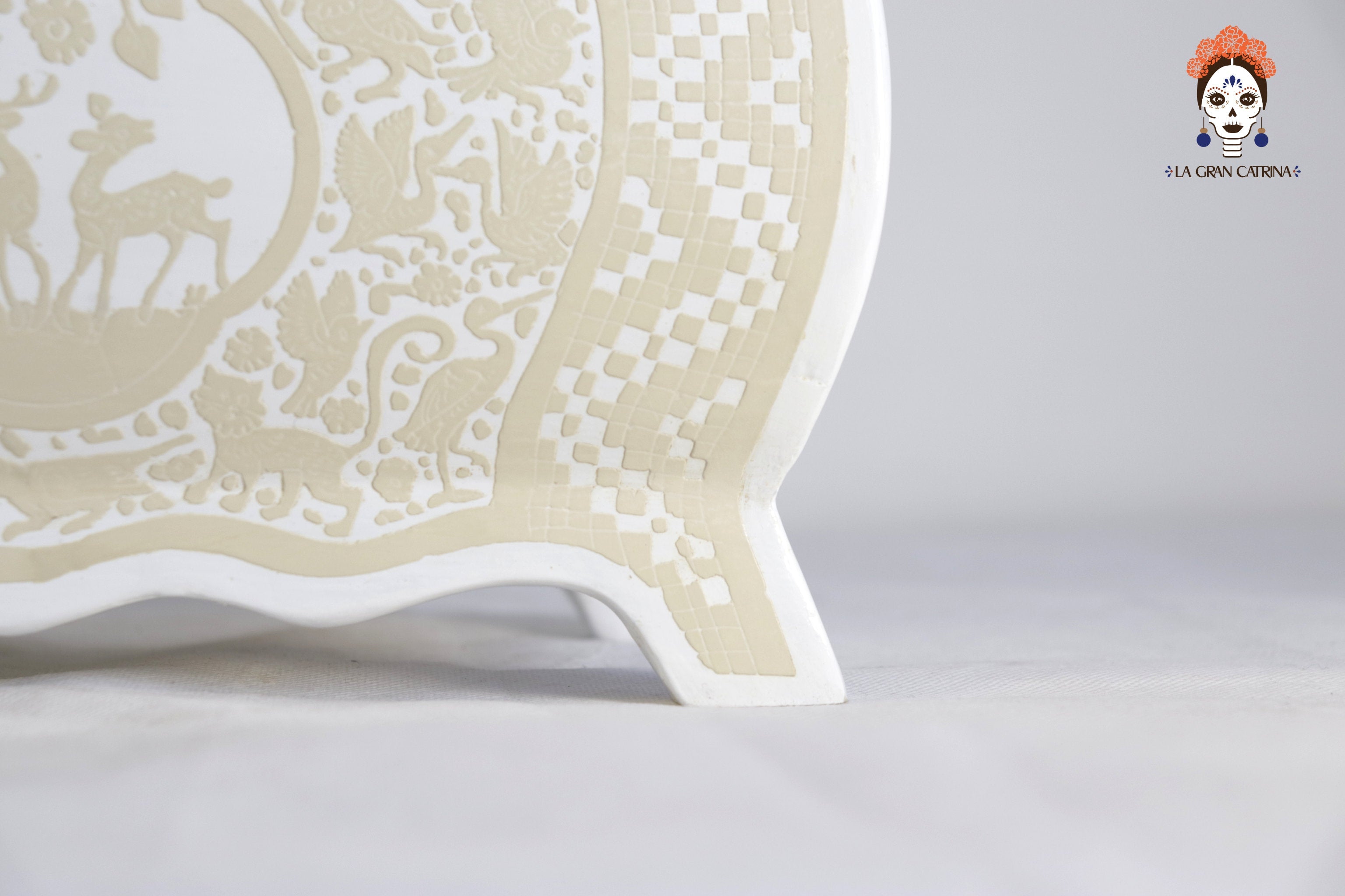 White Olinalá lacquerware artisan box with legs, sgraffito floral motifs, black and white finish