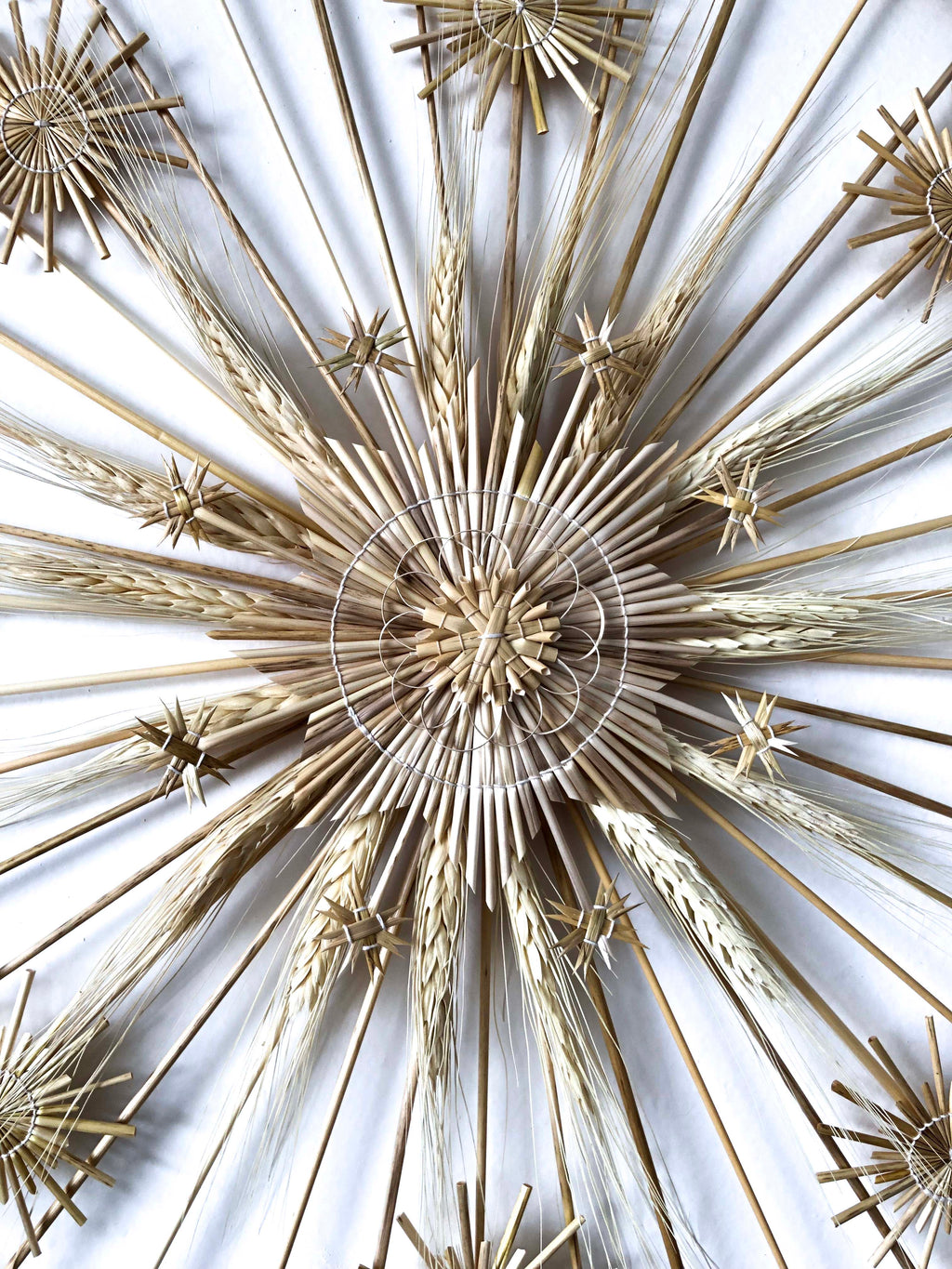 Wheat Straw Wall Circle - Estrellitas - 28 in. Panikua