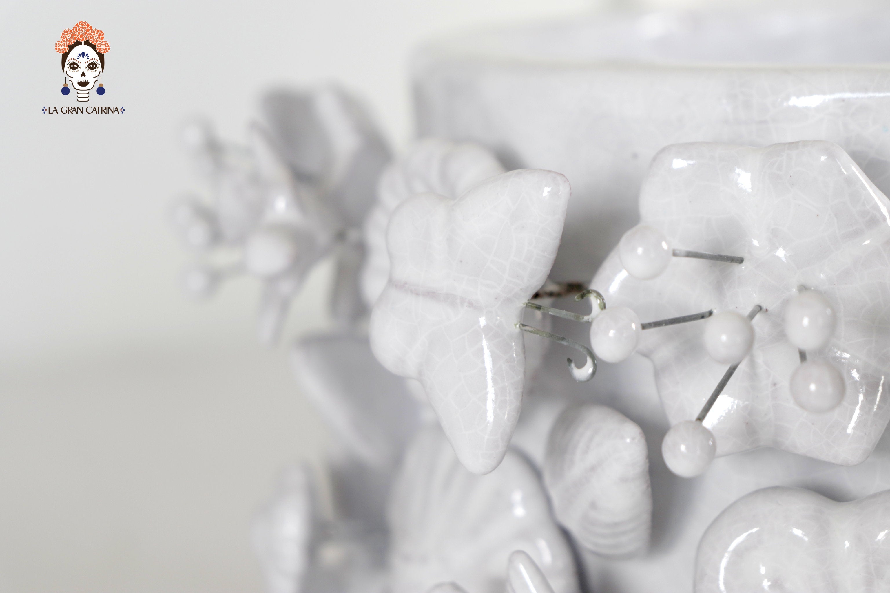 Planter with Flowers and butterflies white - Glazed Clay - 7.6 in. Tereri