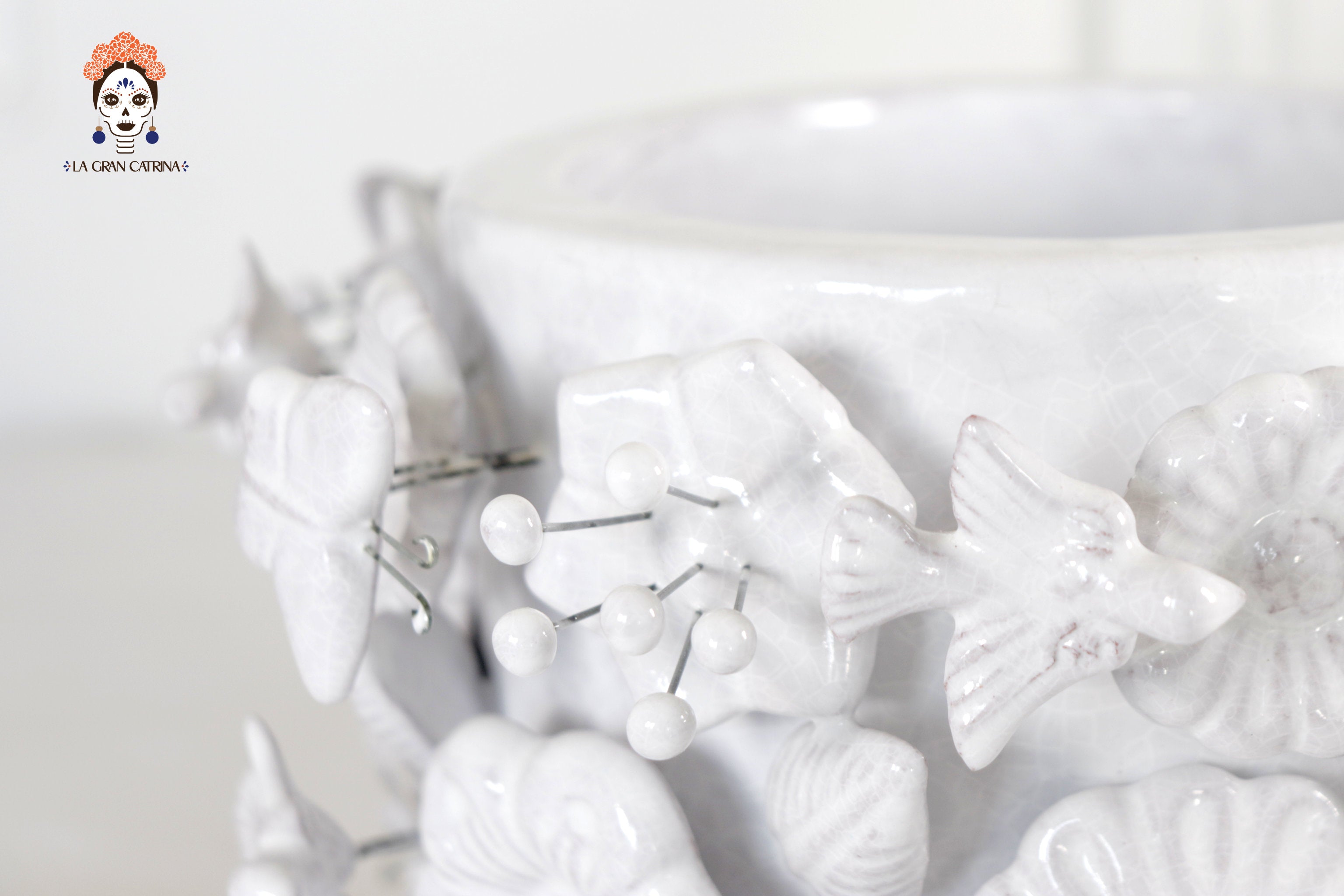 Planter with Flowers and butterflies white - Glazed Clay - 7.6 in. Tereri