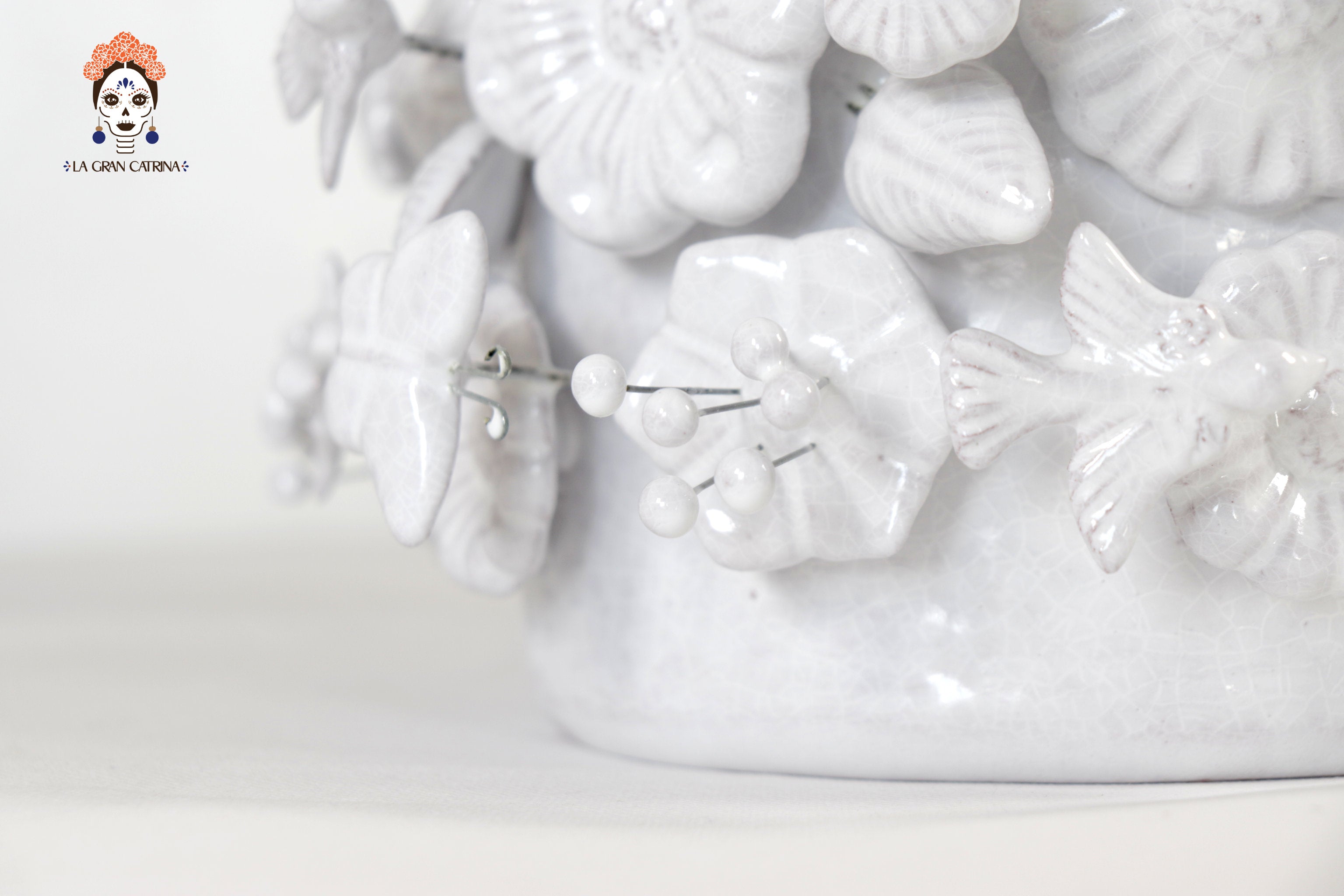 Planter with Flowers and butterflies white - Glazed Clay - 7.6 in. Tereri