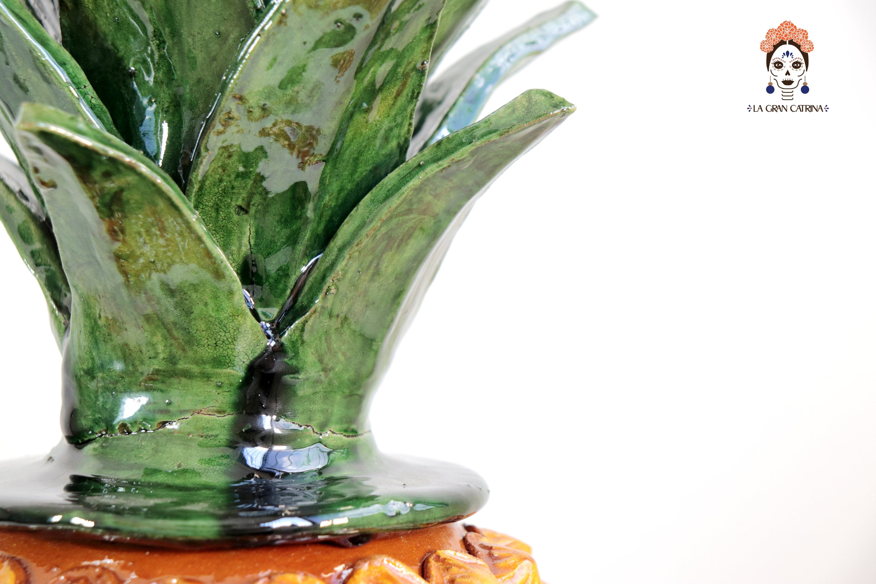 Traditional Textured Pineapple - 26 in. Juan Gtz
