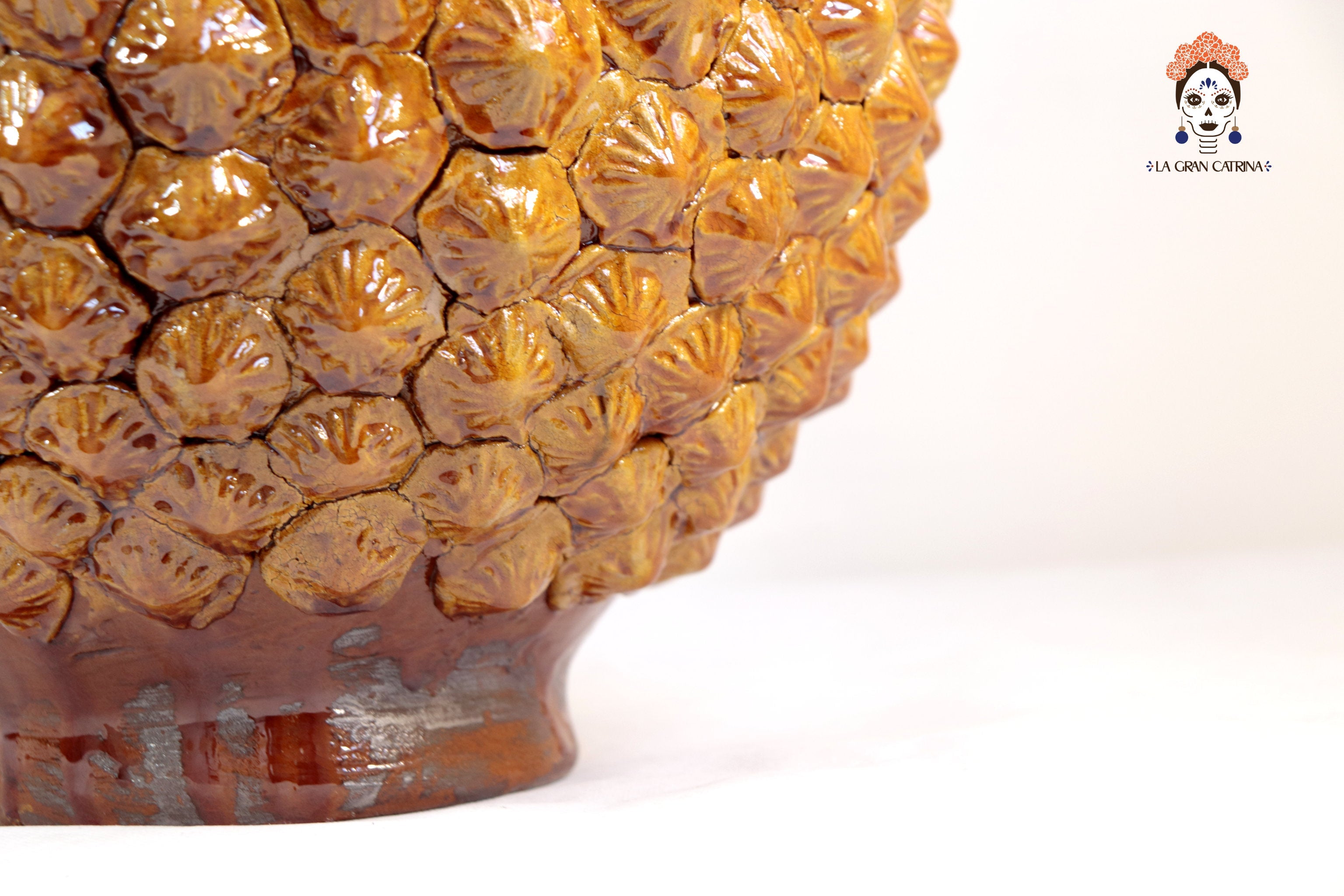 Traditional Textured Pineapple - 26 in. Juan Gtz