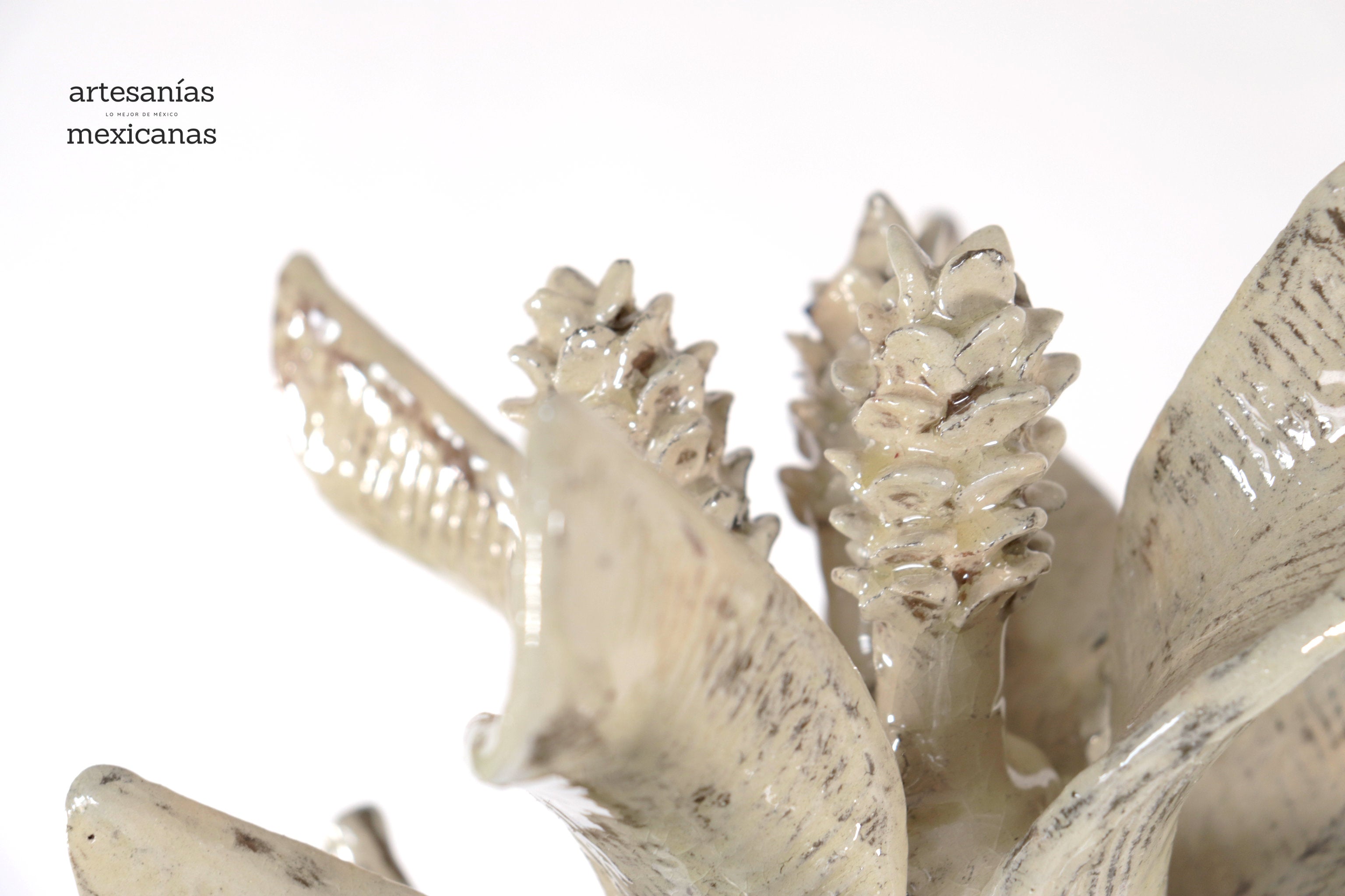 Beige Pineapple with Spikes with Wavy Lid - 20 in. - Made to Order Juan Gtz