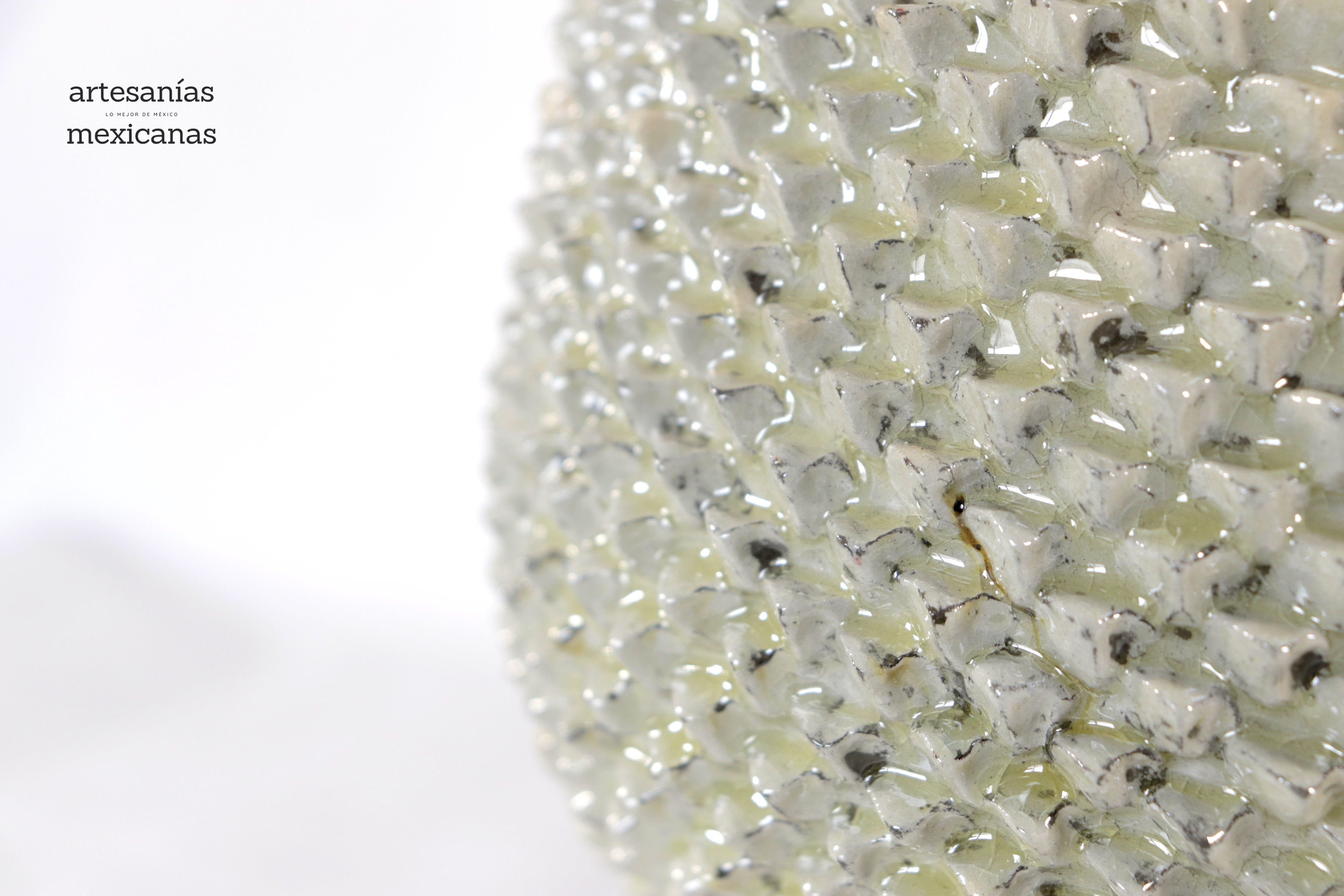 Beige Pineapple with Spikes with Wavy Lid - 20 in. - Made to Order Juan Gtz