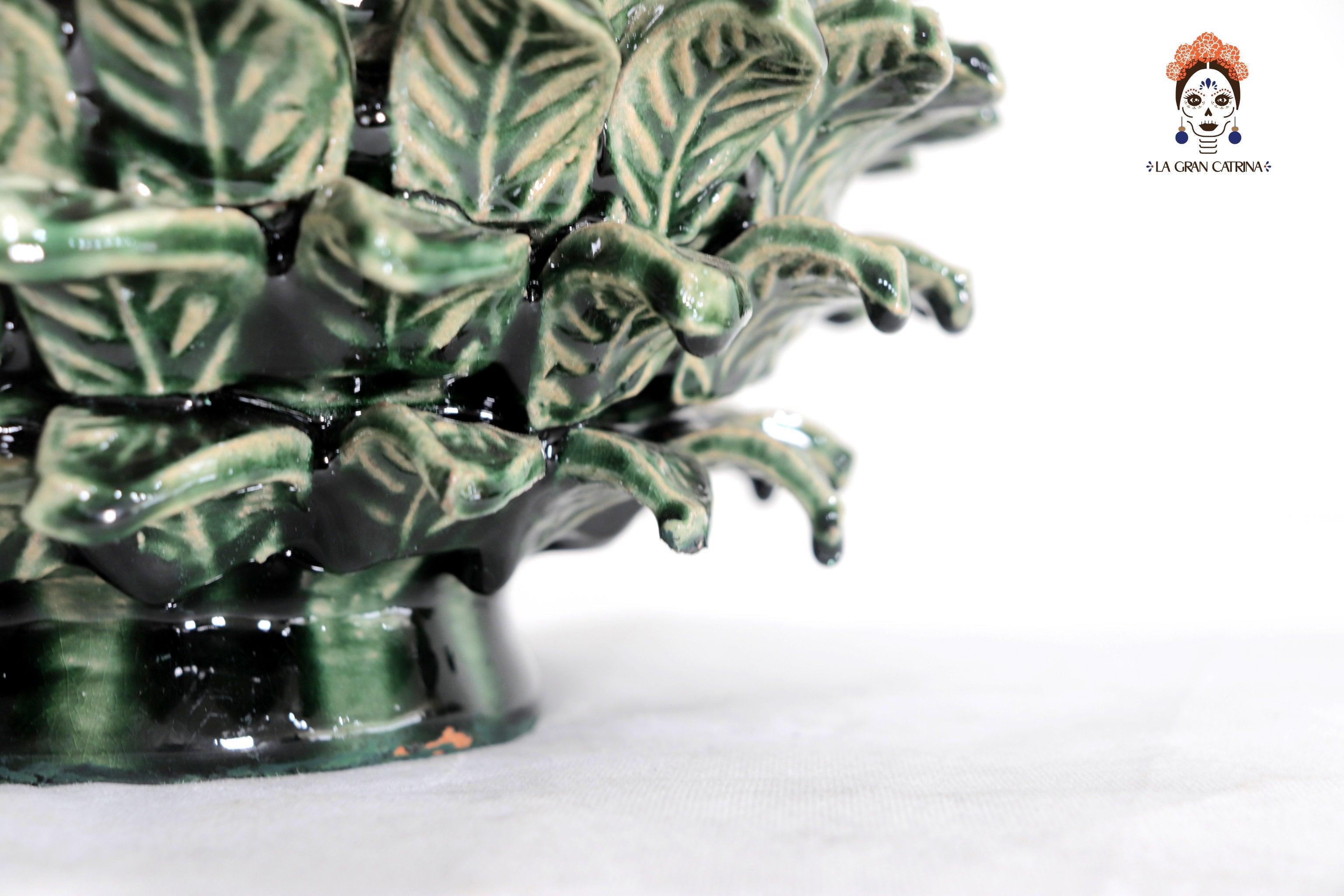 Green Pineapple with Leaves of curved lid - 20 in. Juan Gtz
