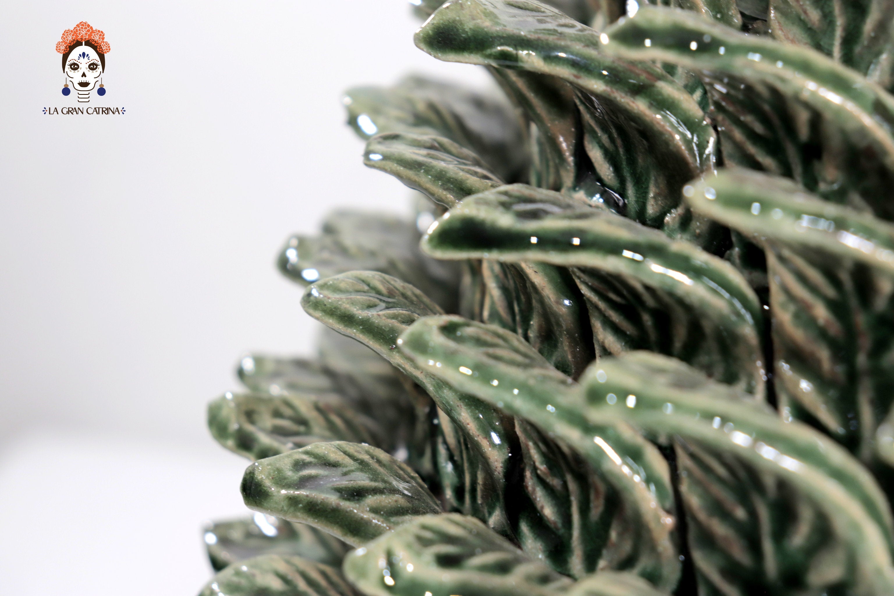 Green Pineapple with Leaves of curved lid - 20 in. Juan Gtz